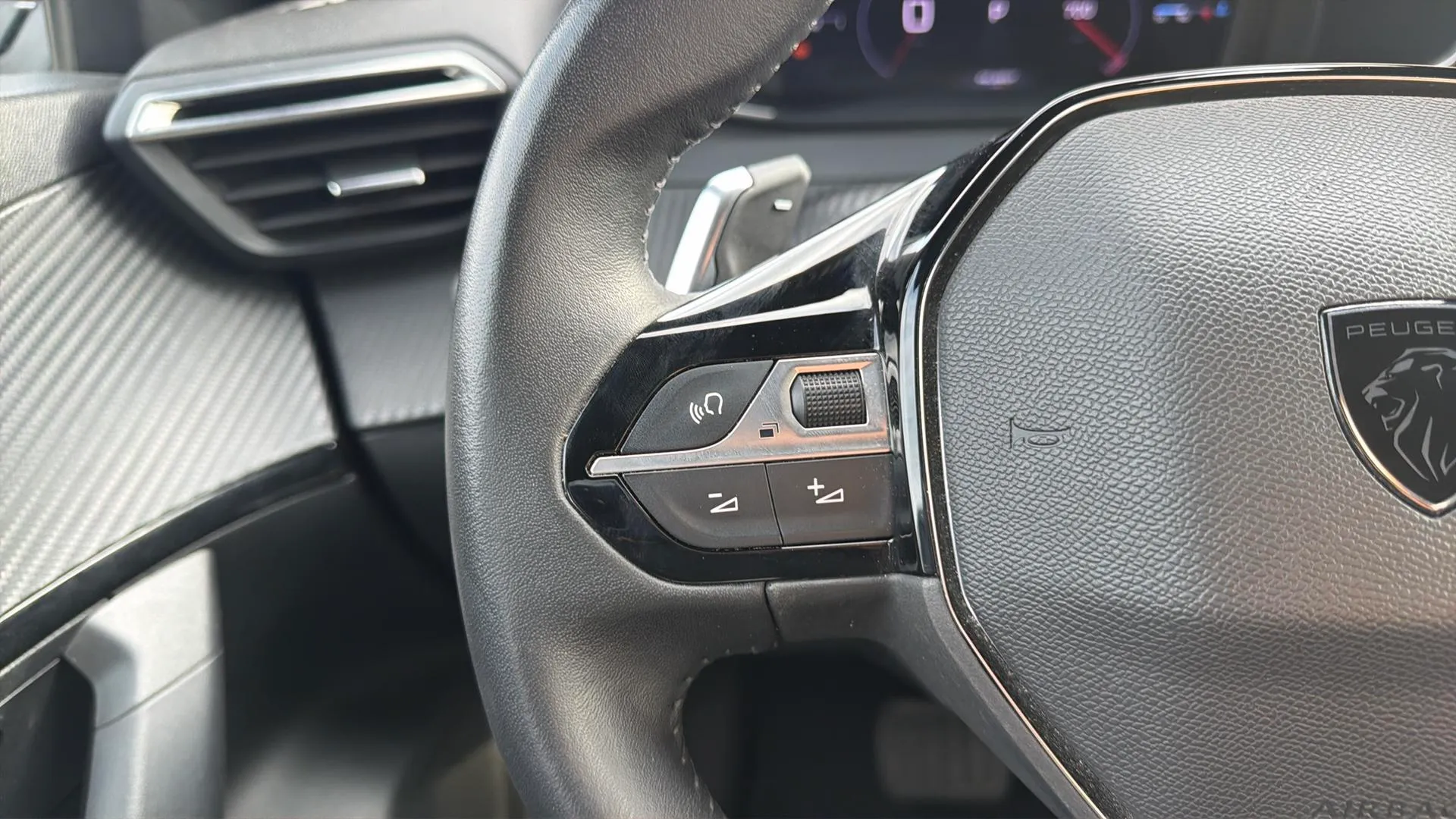 Peugeot 2008 Allure PureTech 130 EAT8 - foto 17