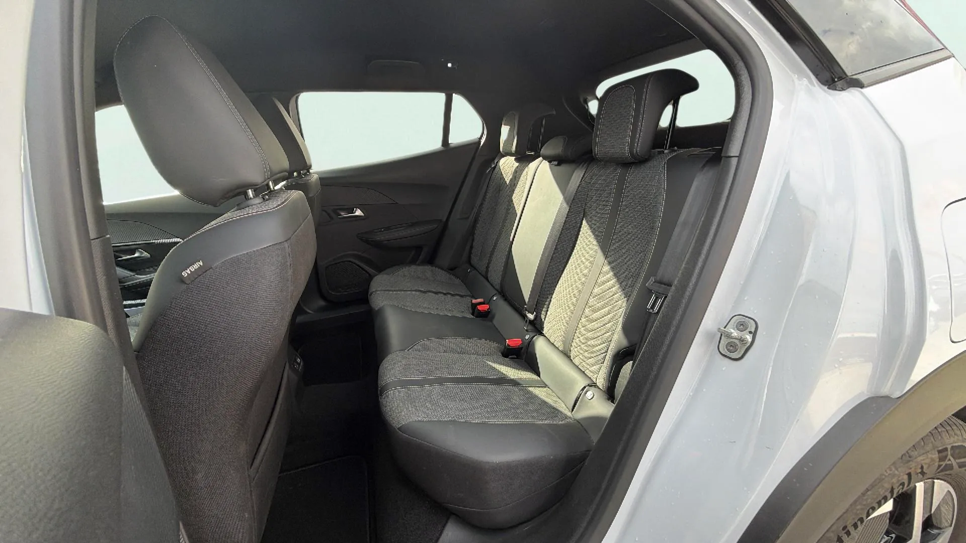Peugeot 2008 Allure PureTech 130 EAT8 - foto 10