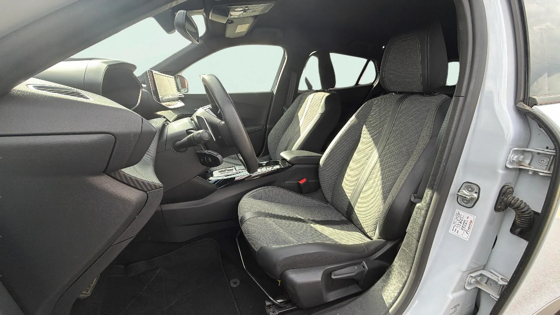 Peugeot 2008 Allure PureTech 130 EAT8 - foto 12