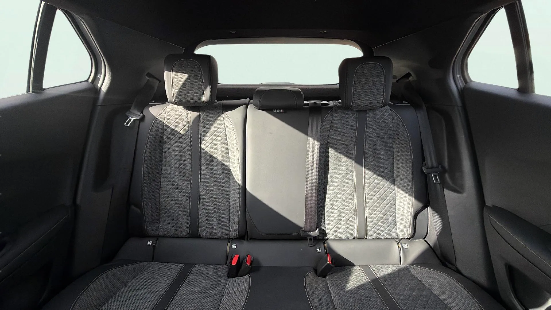 Peugeot 2008 Allure PureTech 130 EAT8 - foto 11