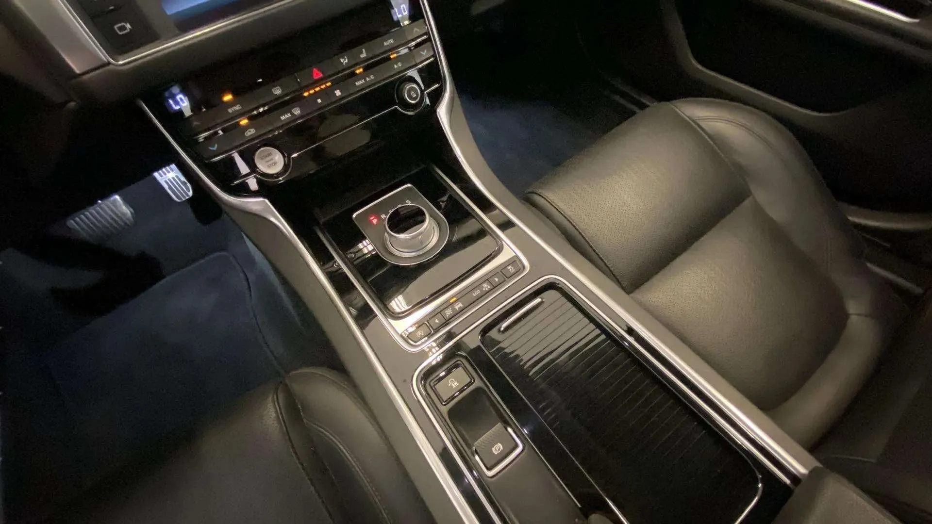 Jaguar XF 2.0D Portfolio - foto 13