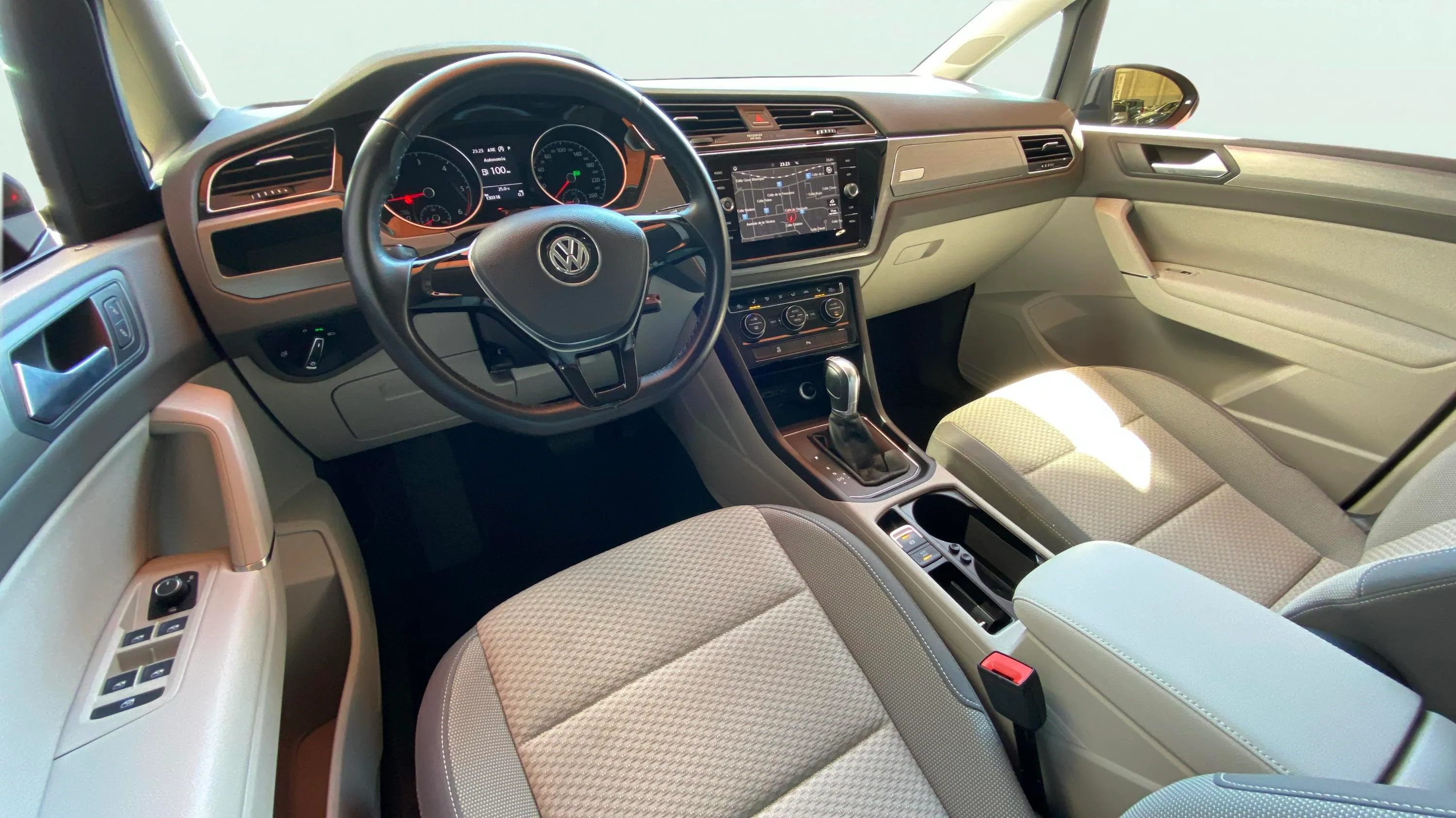 Volkswagen Touran Advance 2.0 TDI DSG - foto 27