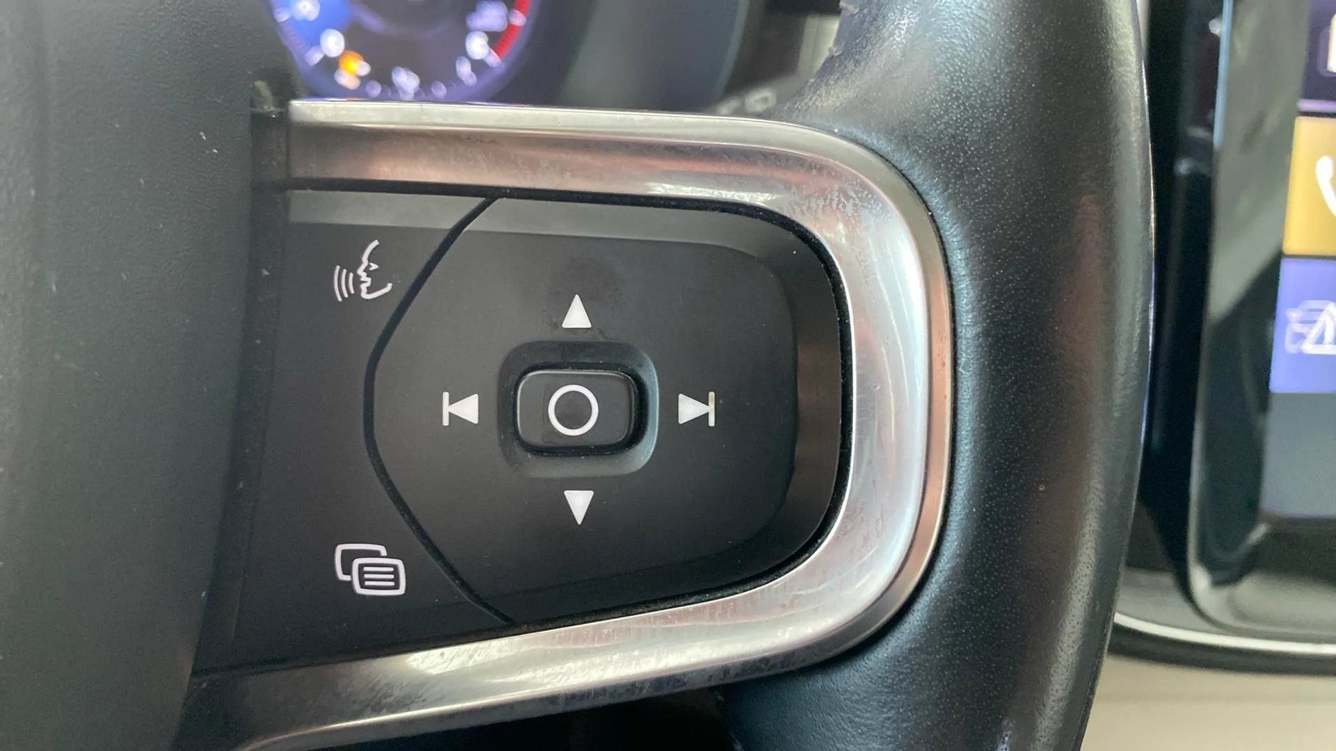 Volvo XC40 2.0 D3 Momentum - foto 18