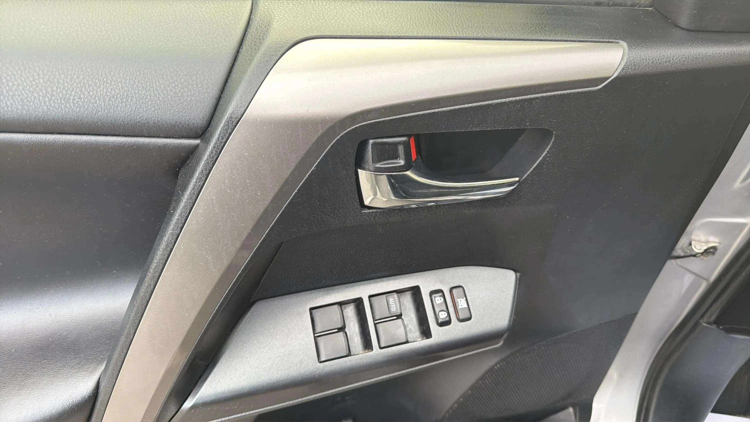 Toyota RAV4 2.5l hybrid 2WD Advance - foto 18