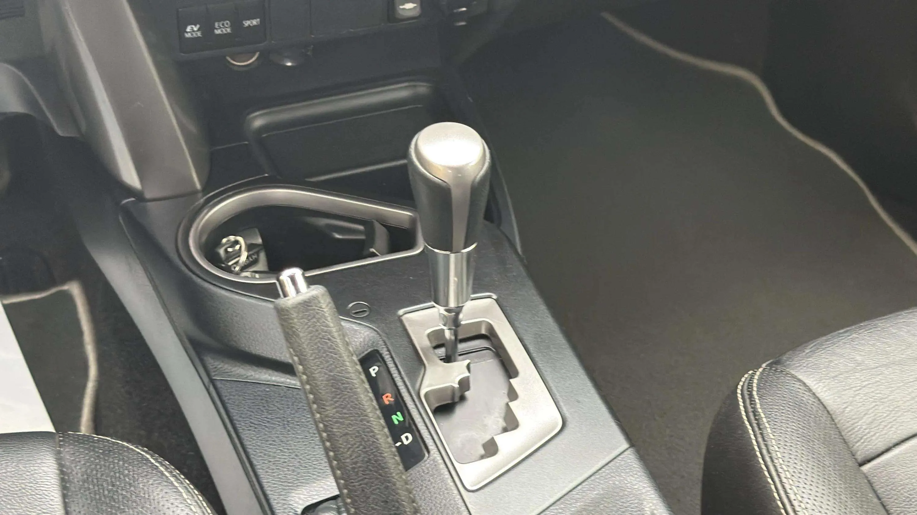 Toyota RAV4 2.5l hybrid 2WD Advance - foto 11