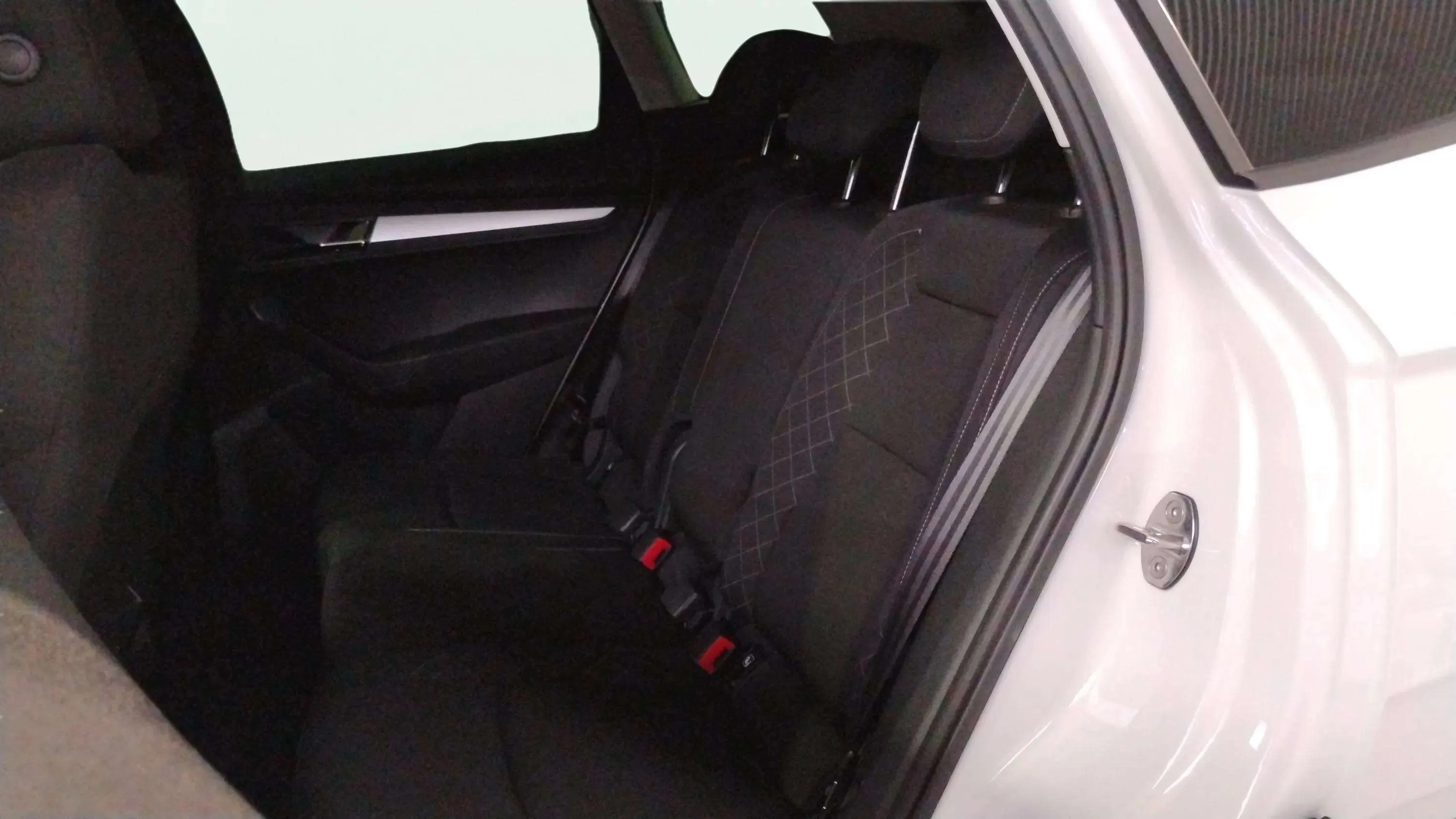 Škoda Karoq 1.6 TDI DSG Ambition - foto 17