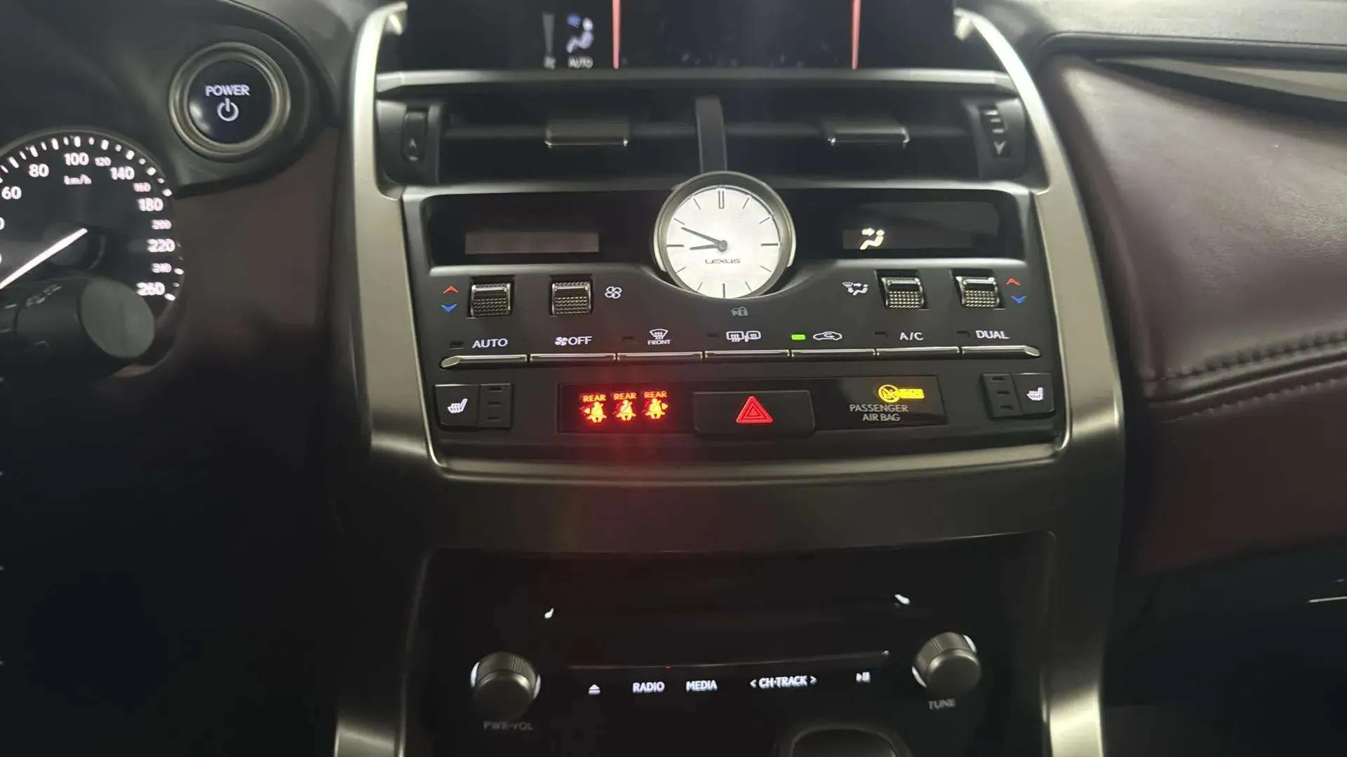 Lexus NX 2.5 300h Premium 2WD - foto 18