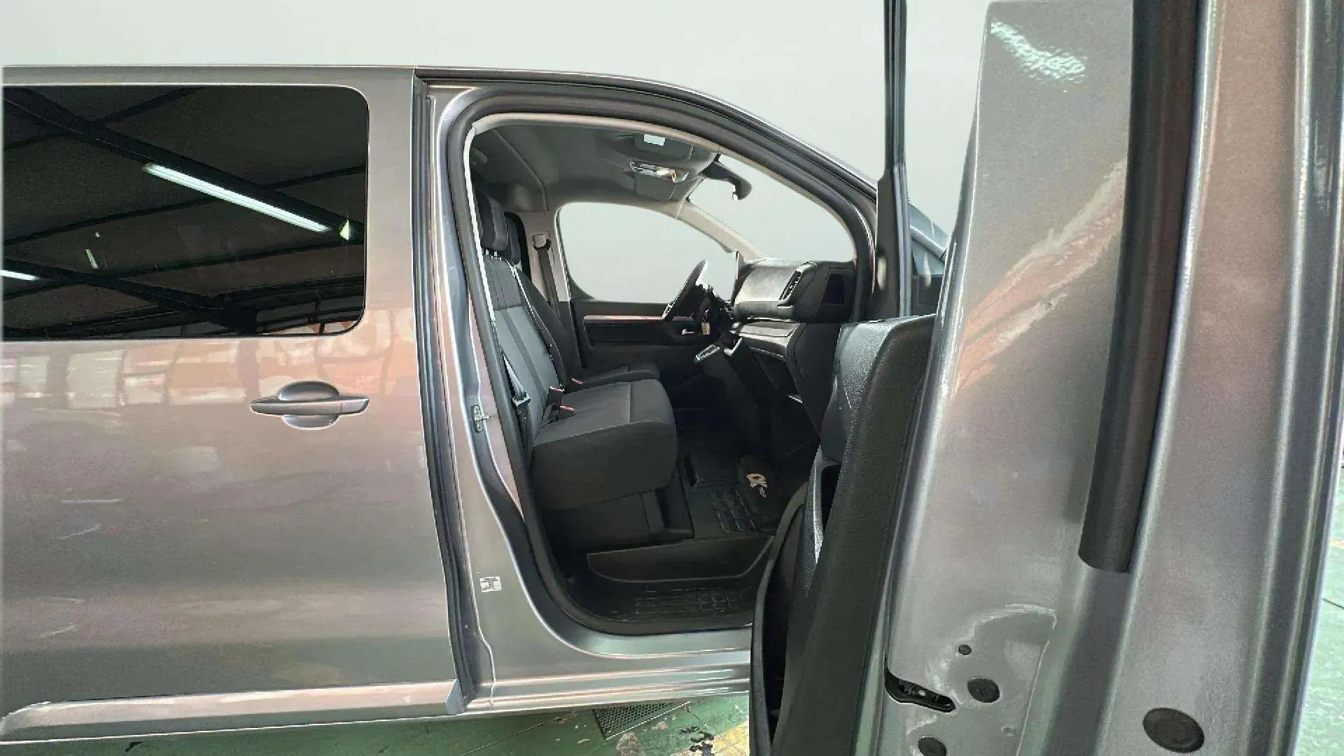 Peugeot Traveller Business Long BlueHDi 180 EAT8 - foto 14