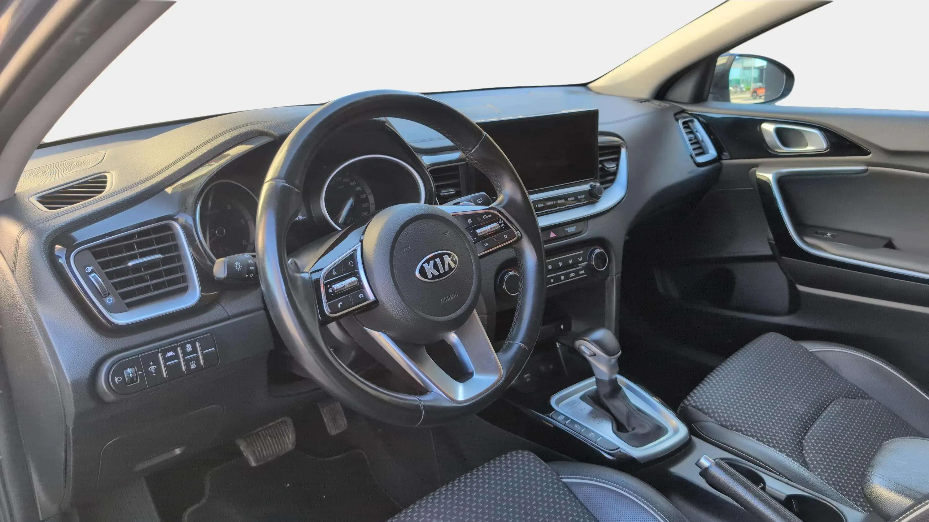 Kia Ceed Tourer 1.6 MHEV Tech DCT - foto 9