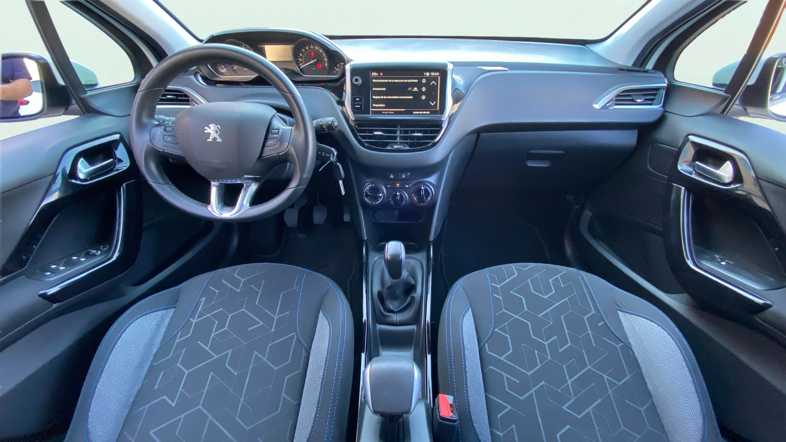 Peugeot 2008 Allure BlueHDi 100 - foto 12