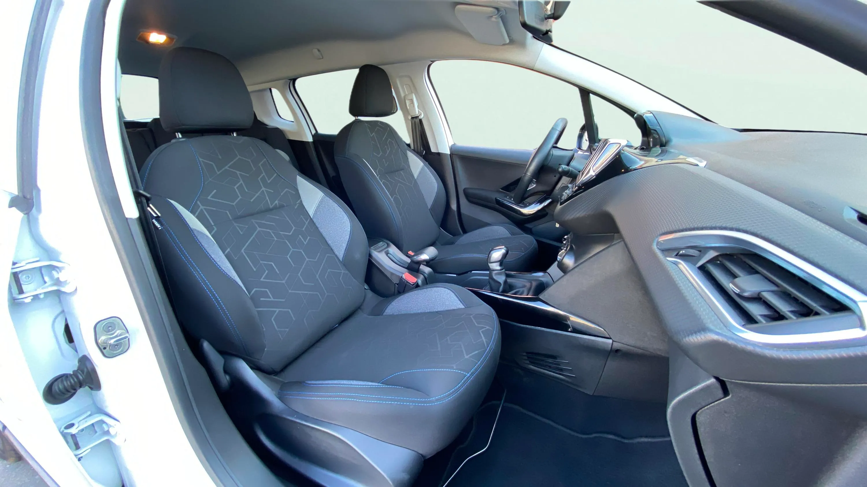 Peugeot 2008 Allure BlueHDi 100 - foto 10
