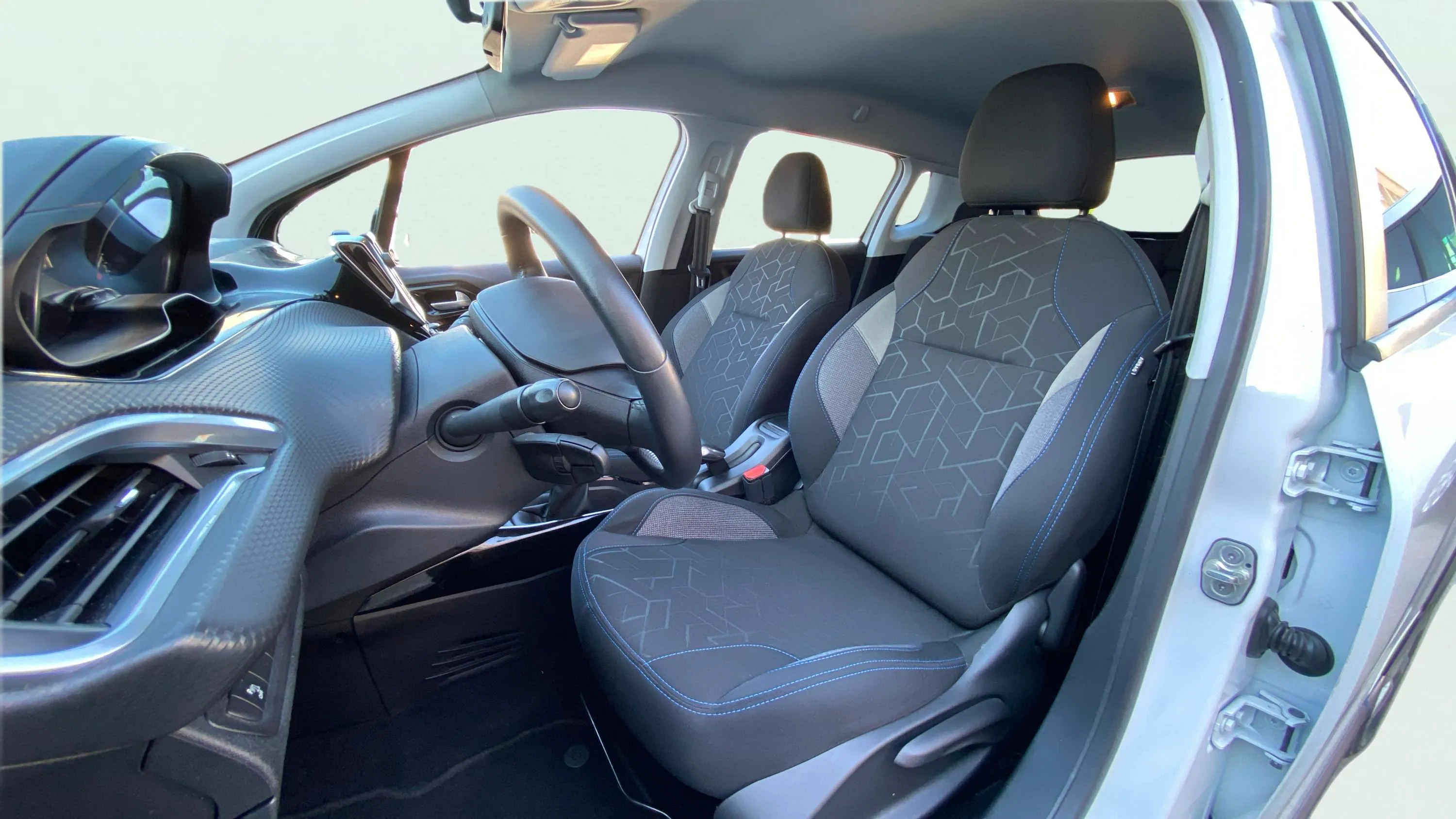 Peugeot 2008 Allure BlueHDi 100 - foto 9