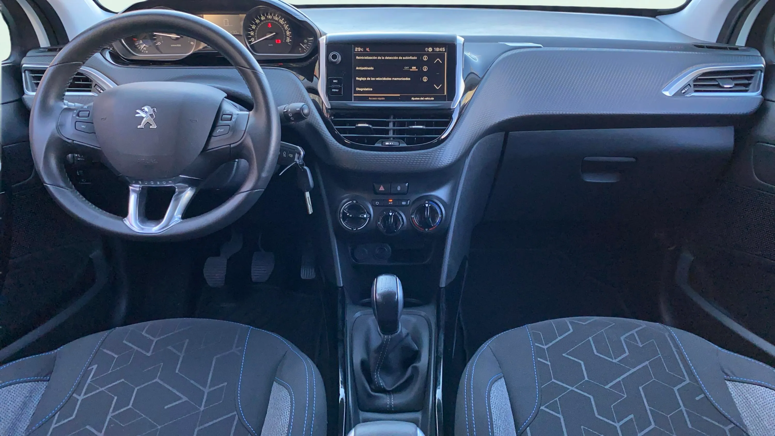 Peugeot 2008 Allure BlueHDi 100 - foto 21