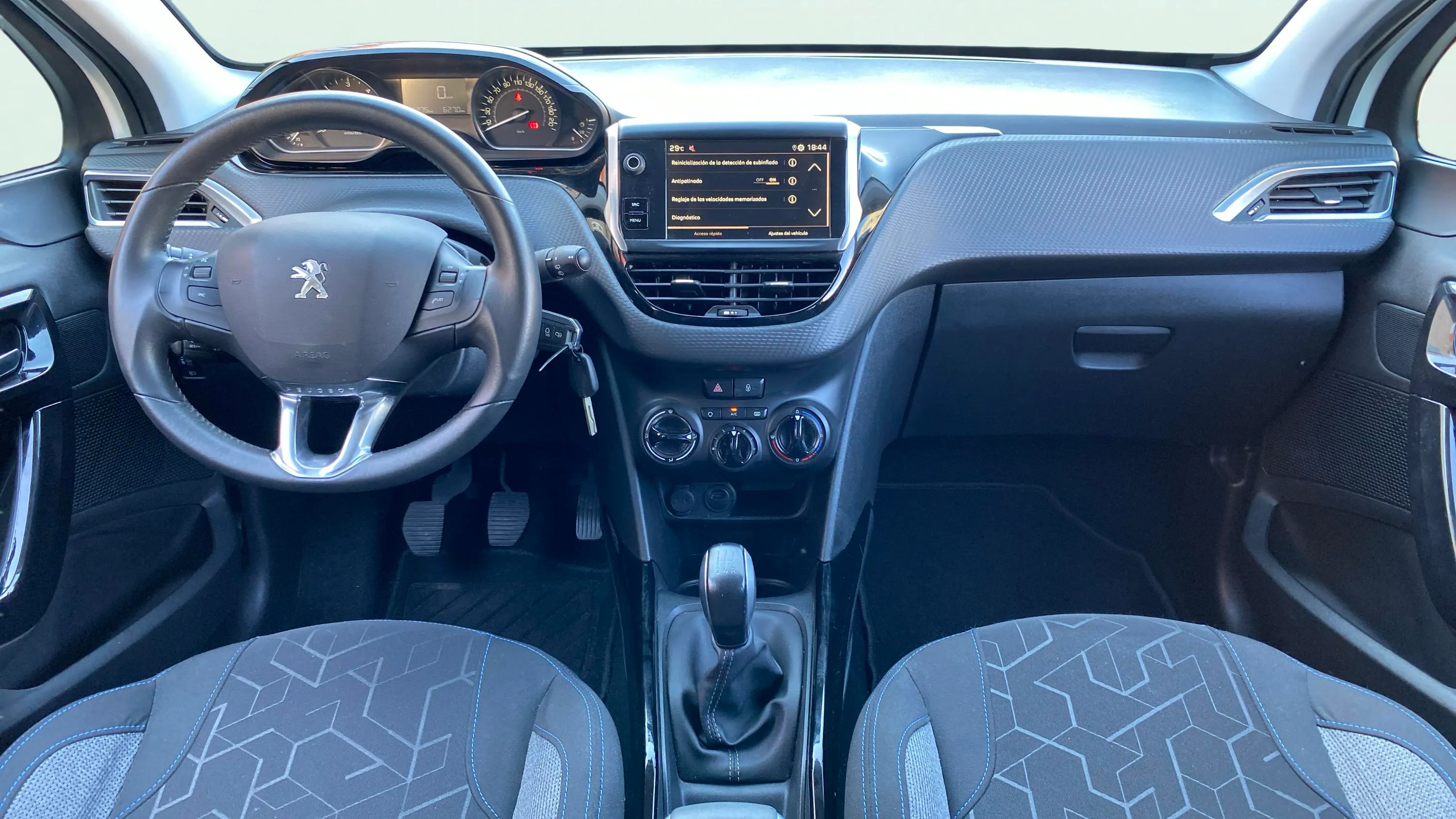 Peugeot 2008 Allure BlueHDi 100 - foto 13