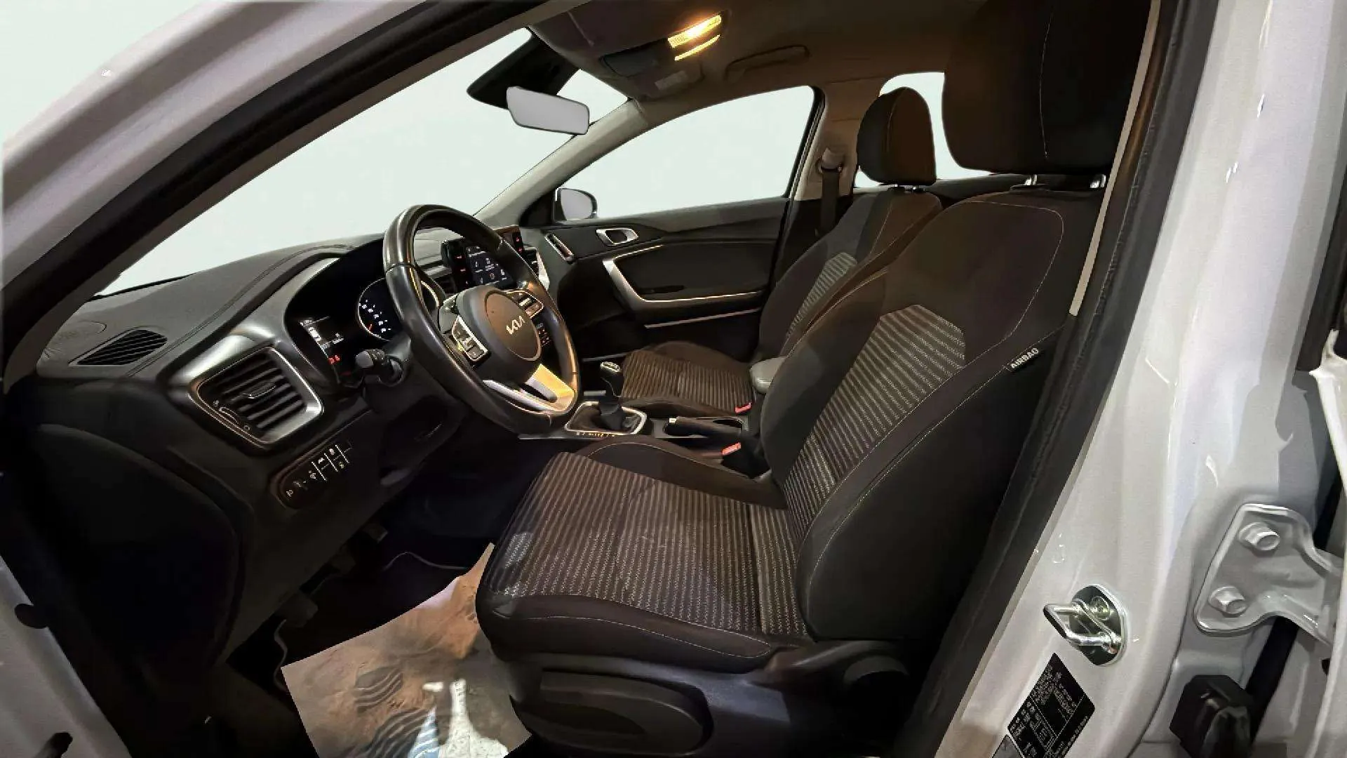 Kia Ceed 1.6 MHEV iMT Drive - foto 17