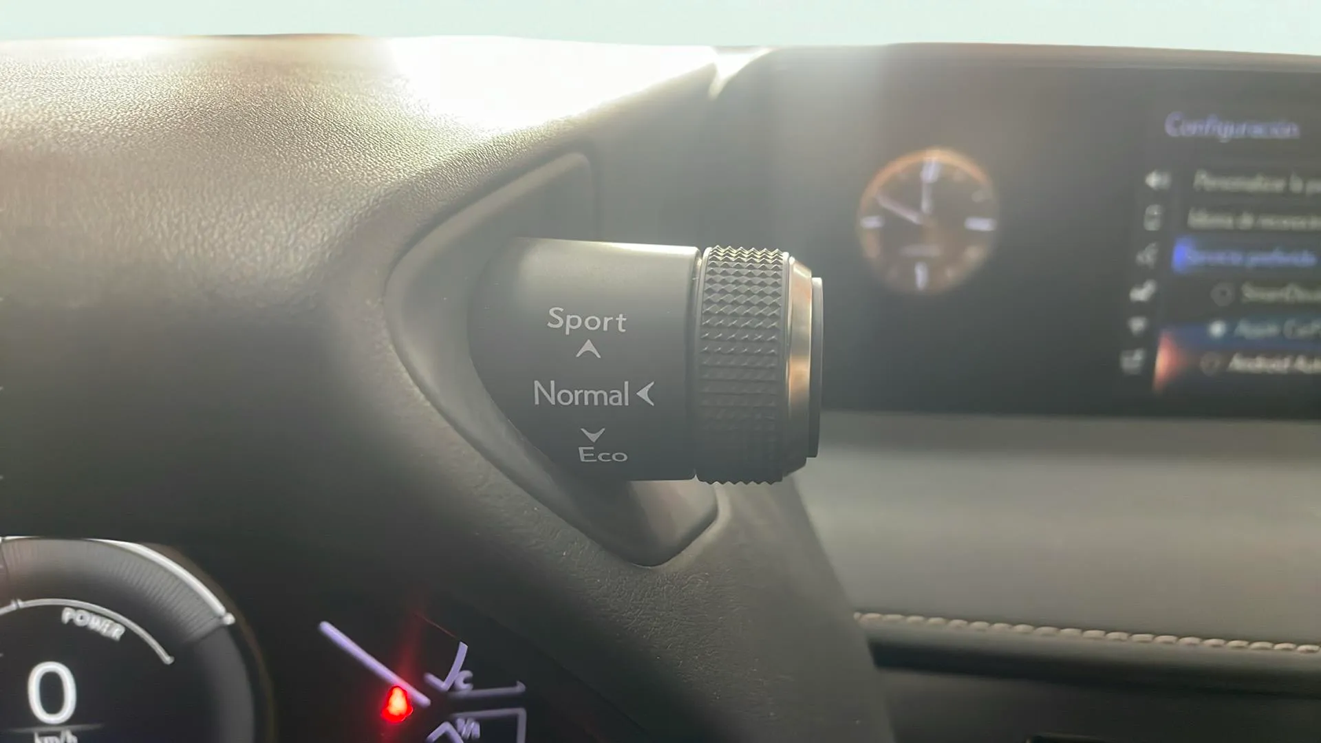 Lexus UX 2.0 250h Business - foto 26