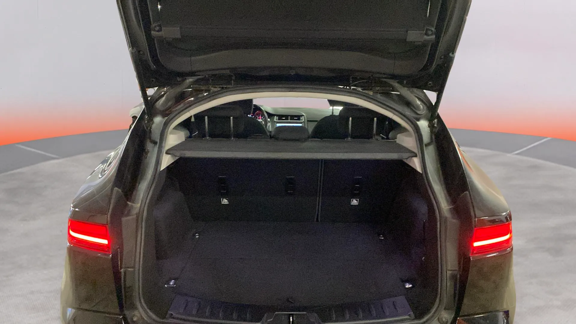 Jaguar E-Pace 2.0D - foto 9