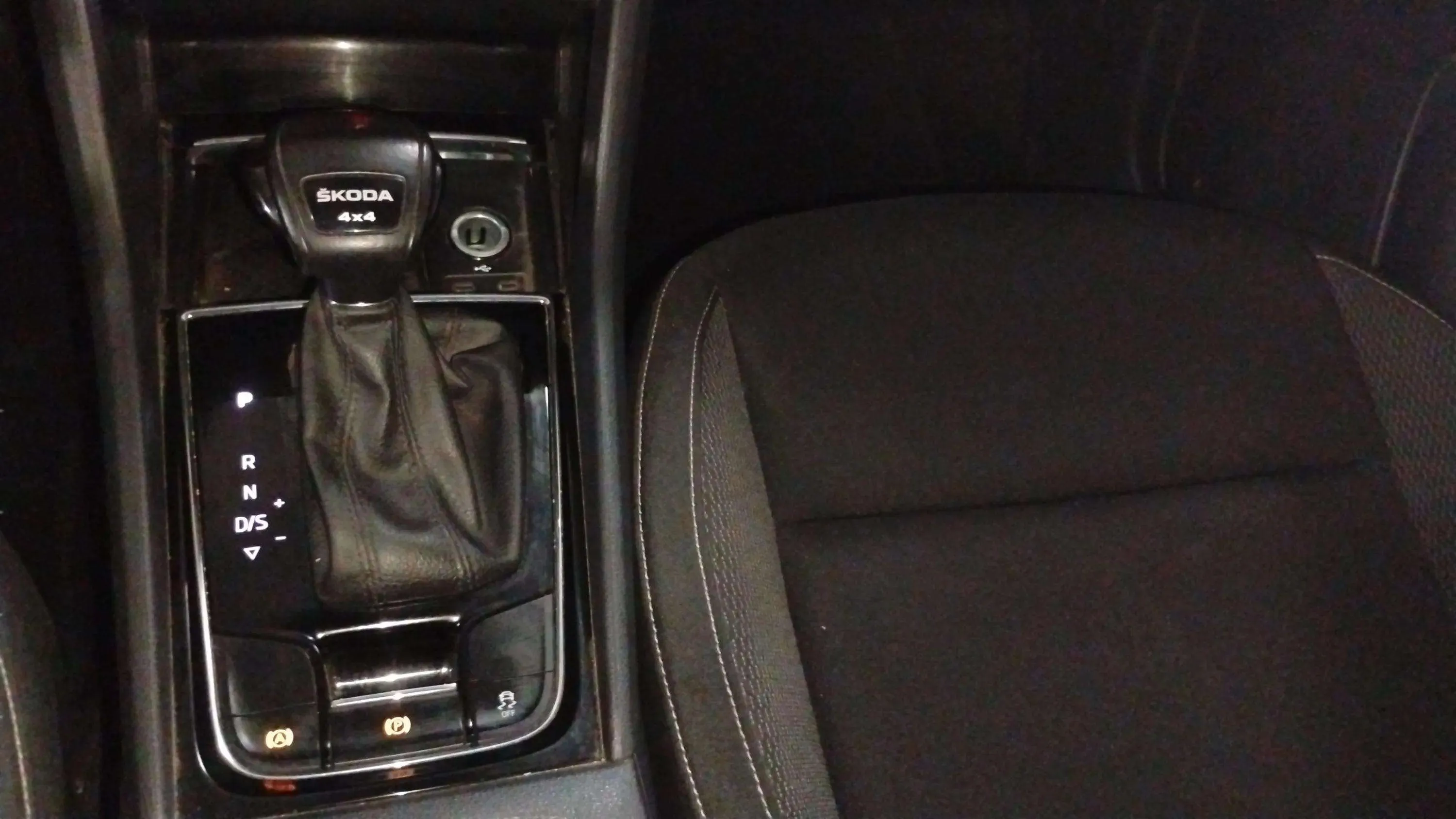 Škoda Karoq 2.0 TDI DSG 4x4 Ambition - foto 28