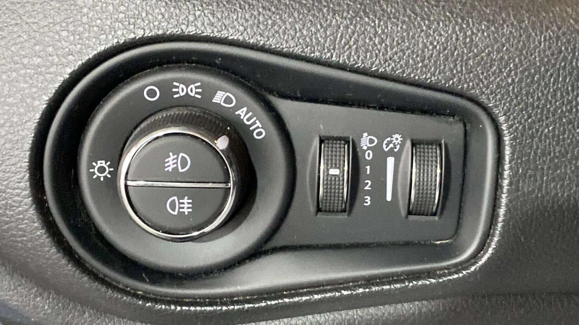Jeep Renegade 1.4 Mair Ddct Longitude FWD E6 - foto 21