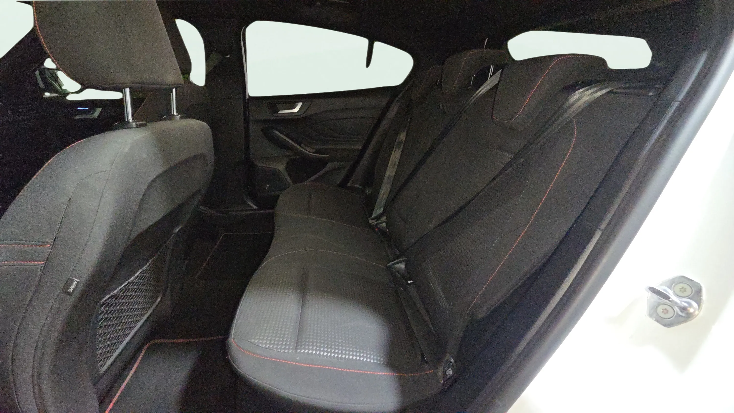 Ford Focus 1.0 EcoBoost MHEV ST-Line X - foto 24