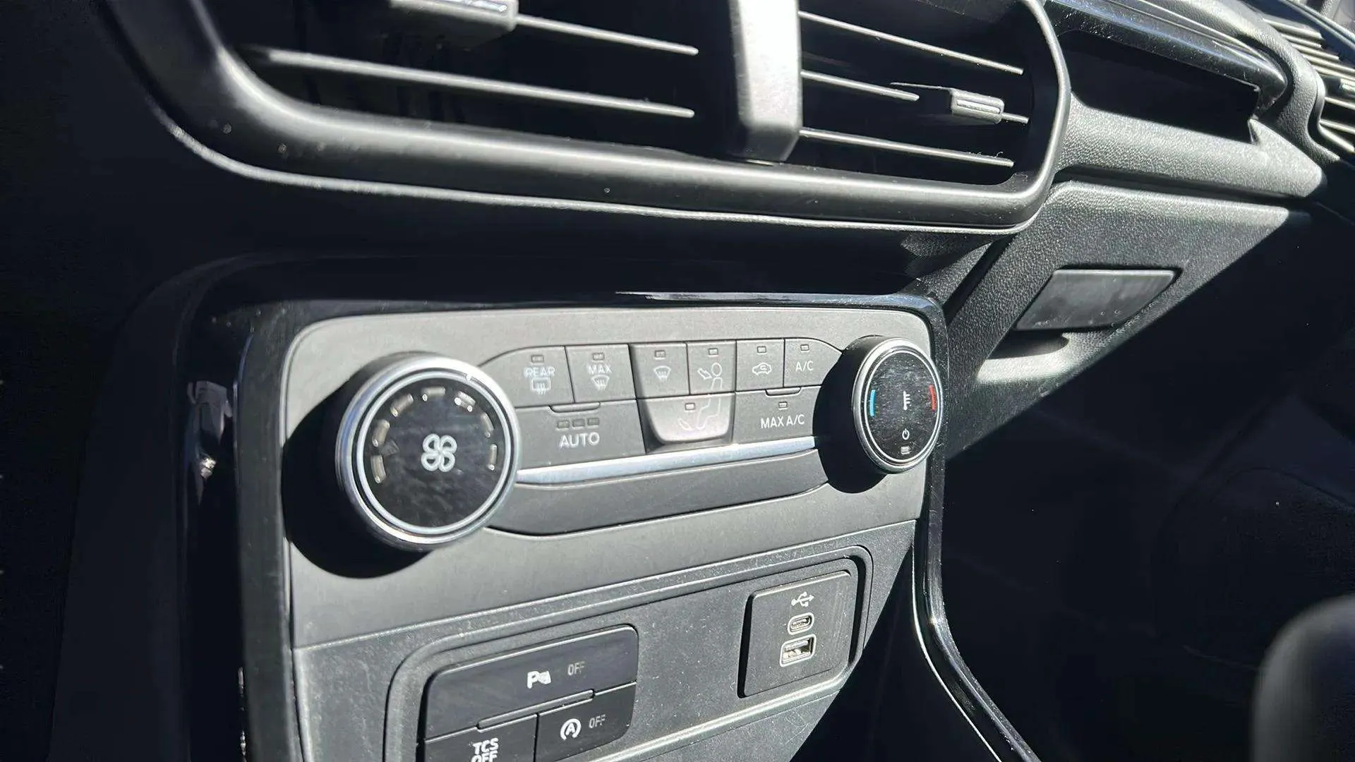 Ford EcoSport 1.0T EcoBoost Active - foto 29
