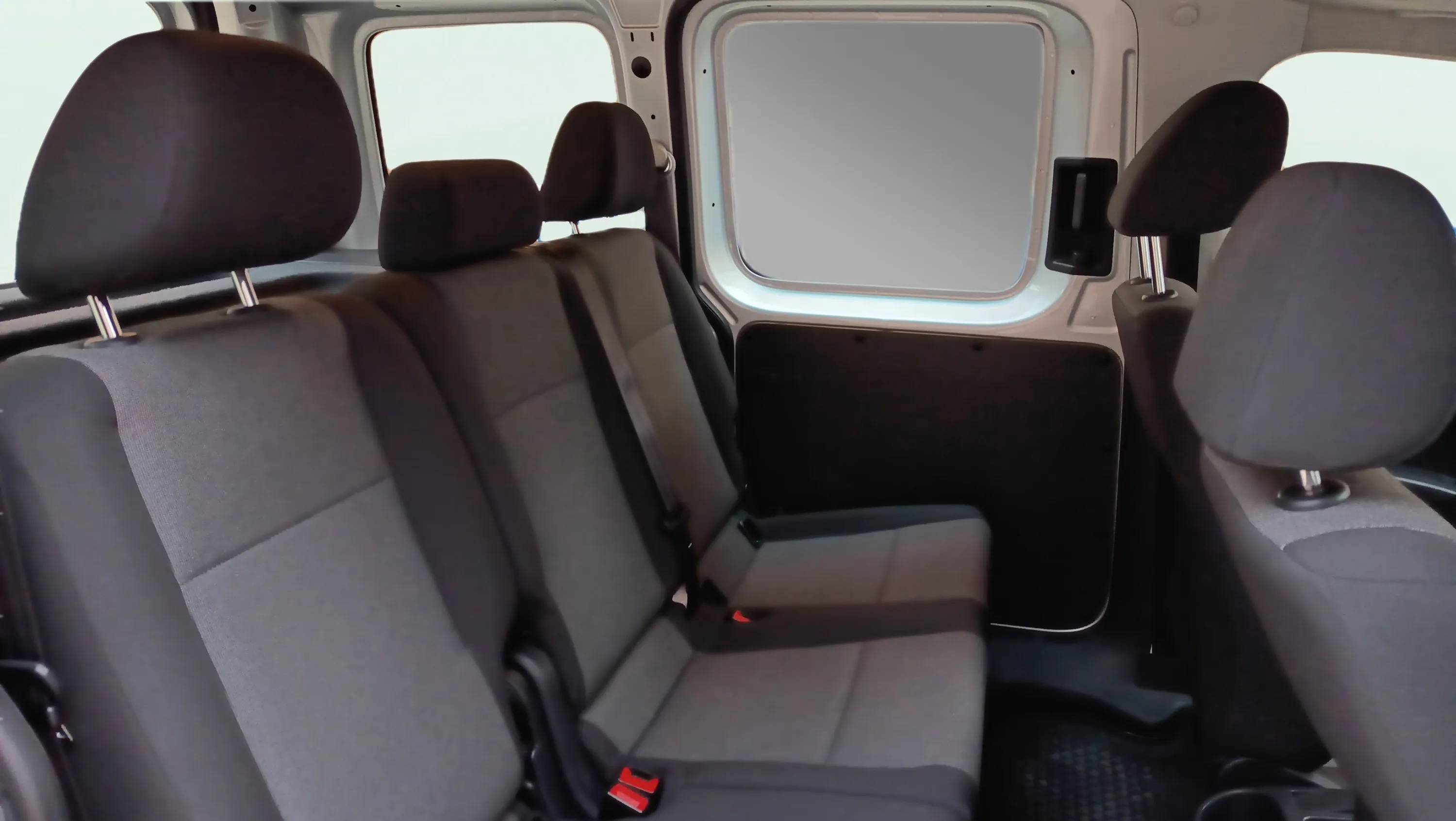Volkswagen Caddy Beach 2.0 TDI BMT DSG - foto 17