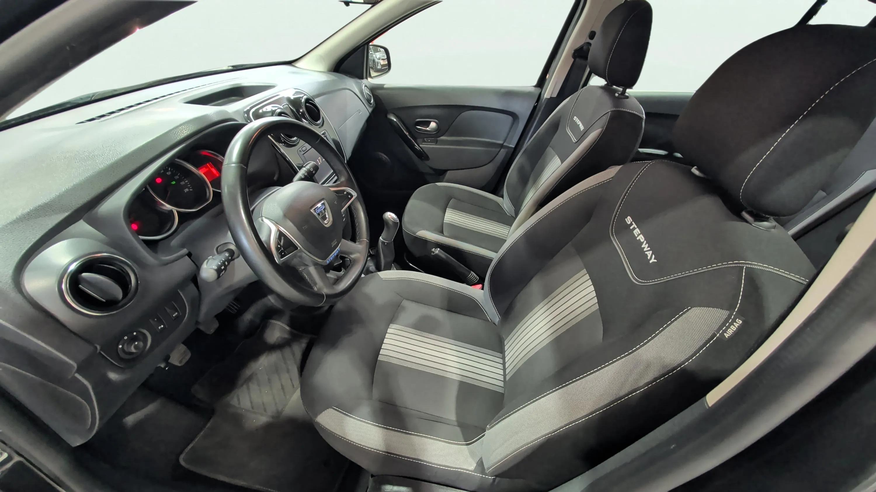 Dacia Sandero Stepway Comfort TCe 18 - foto 11