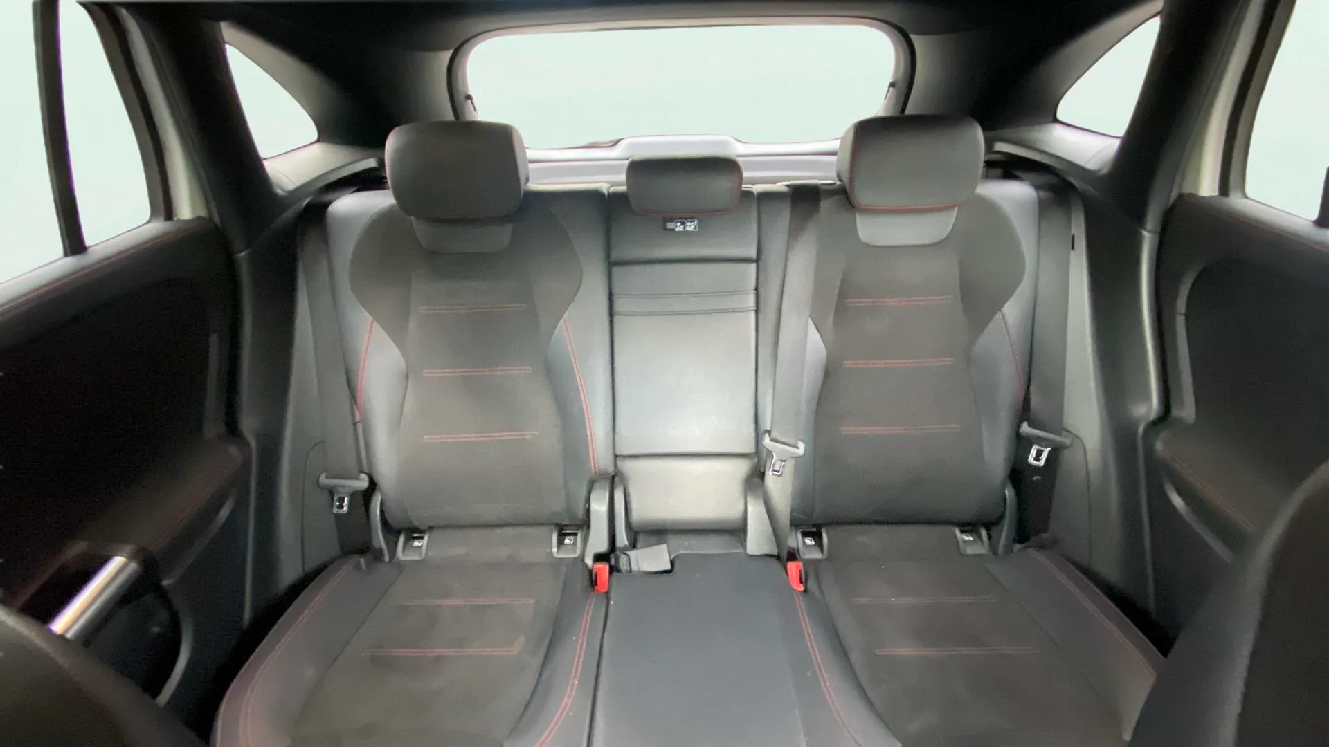 Mercedes-Benz GLA 200 D - foto 25
