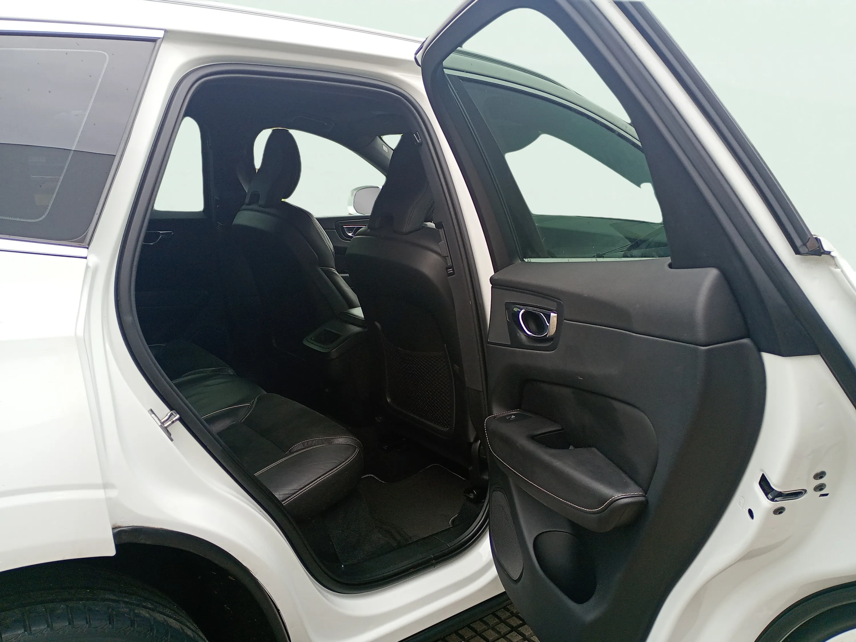 Volvo XC60 2.0 D3 R-Design - foto 19