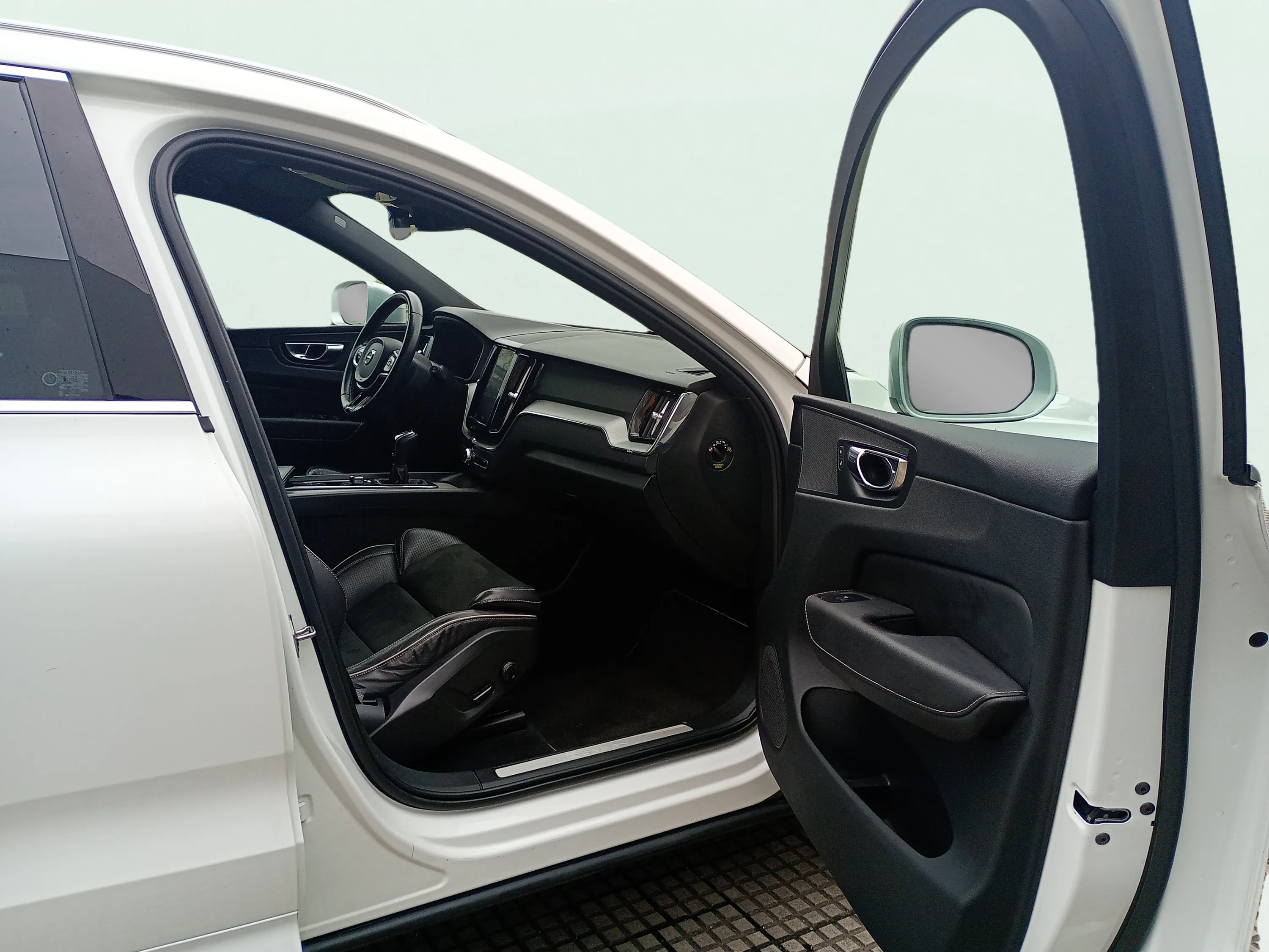 Volvo XC60 2.0 D3 R-Design - foto 18