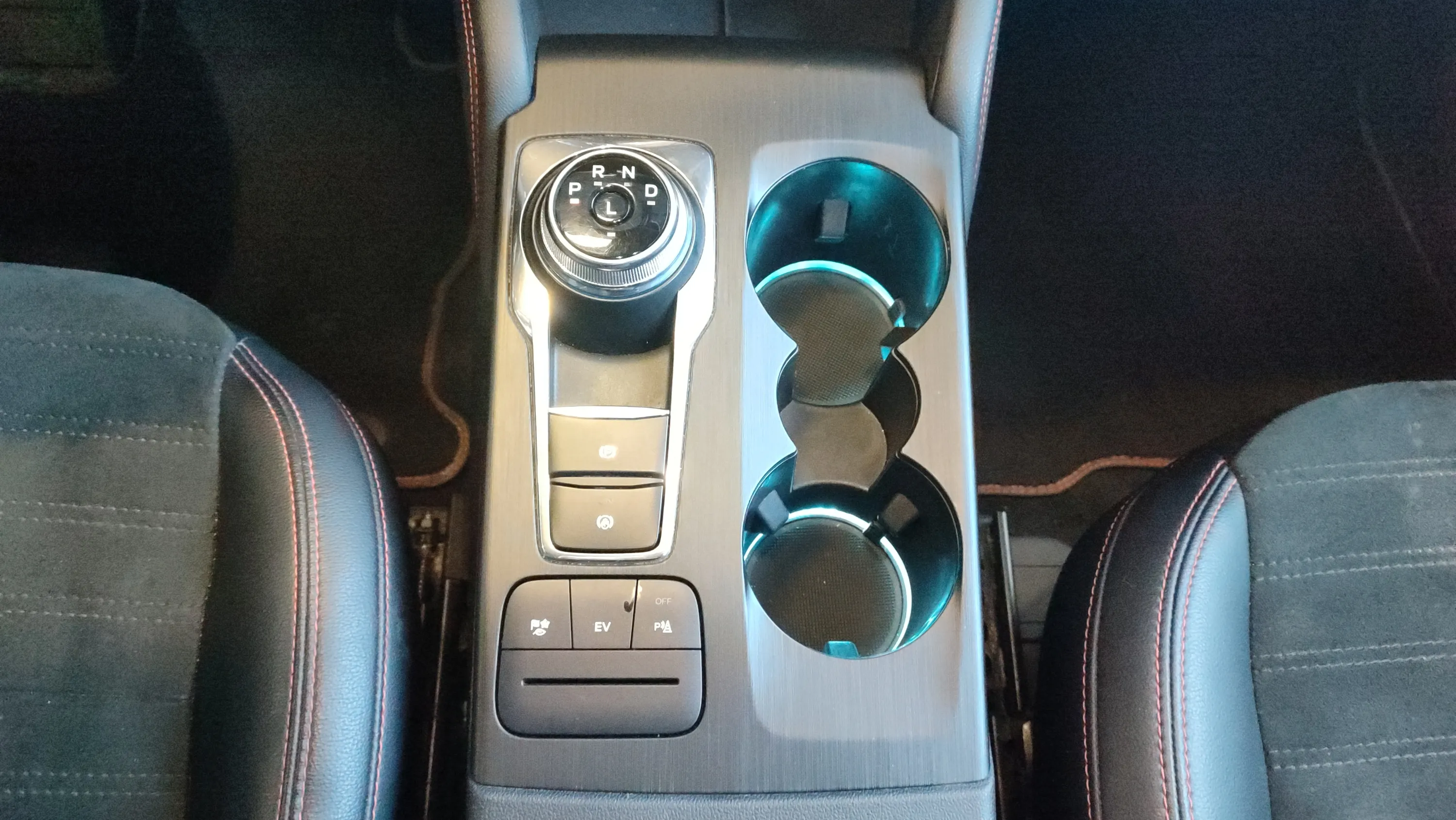 Ford Kuga ST-Line 2.5 Duratec PHEV - foto 17