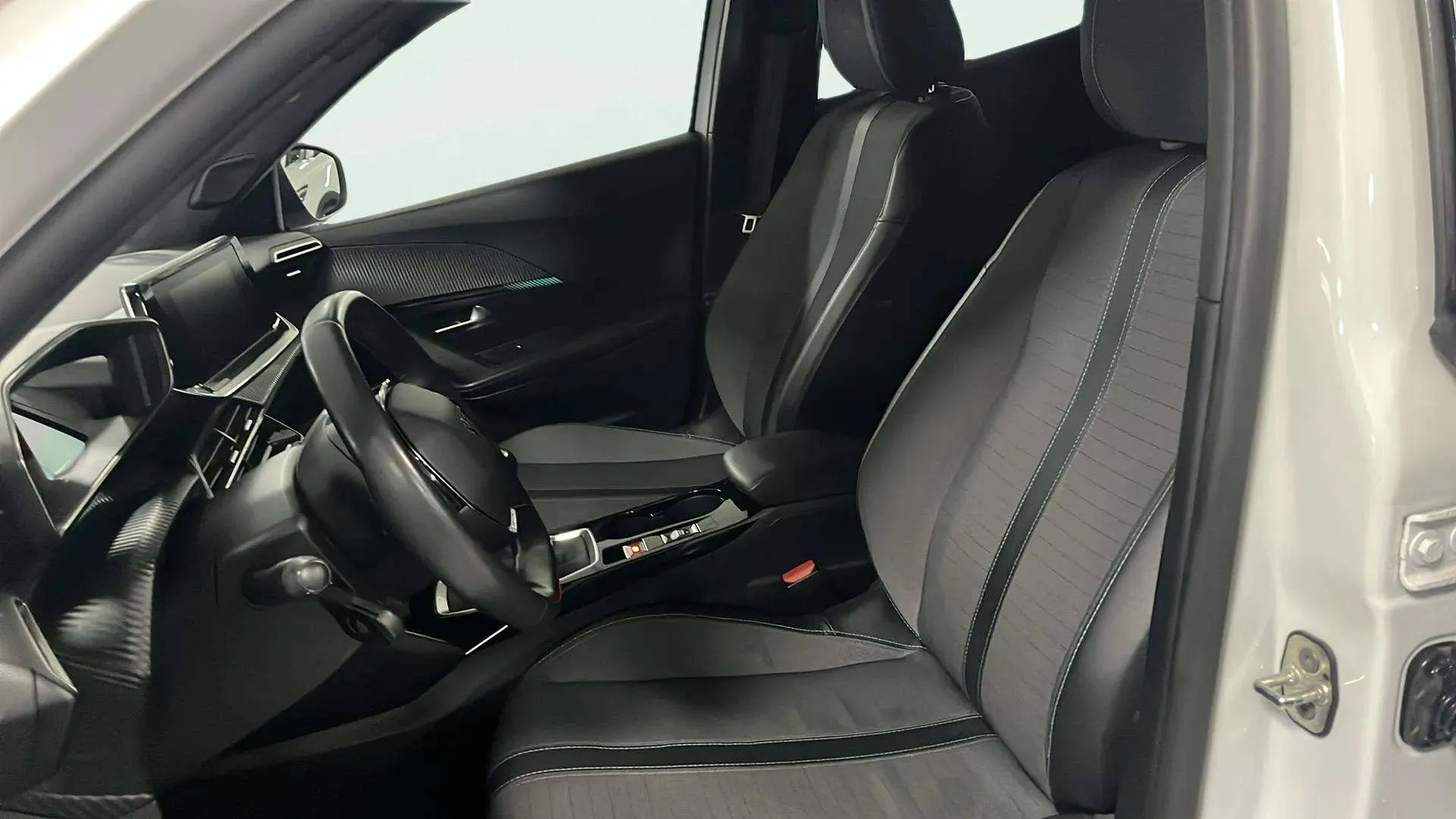 Peugeot 2008 Allure PureTech 130 - foto 21