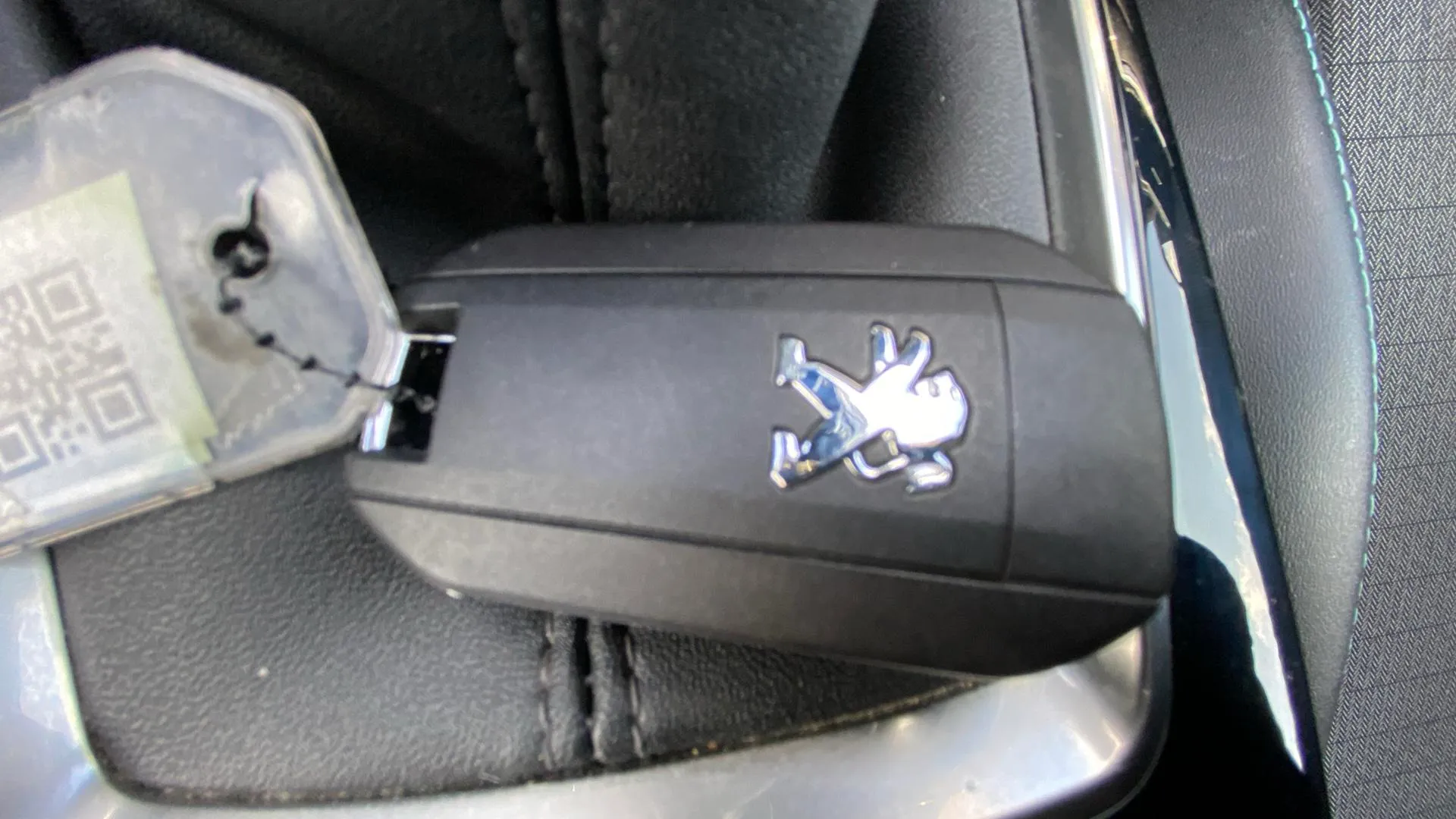 Peugeot 2008 Allure Pack PureTech 130 - foto 21