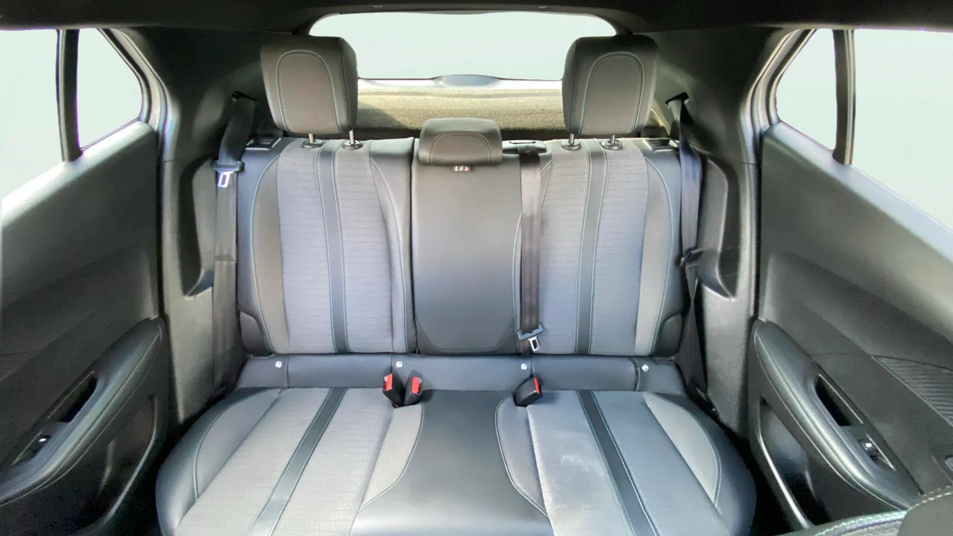 Peugeot 2008 Allure Pack PureTech 130 - foto 13
