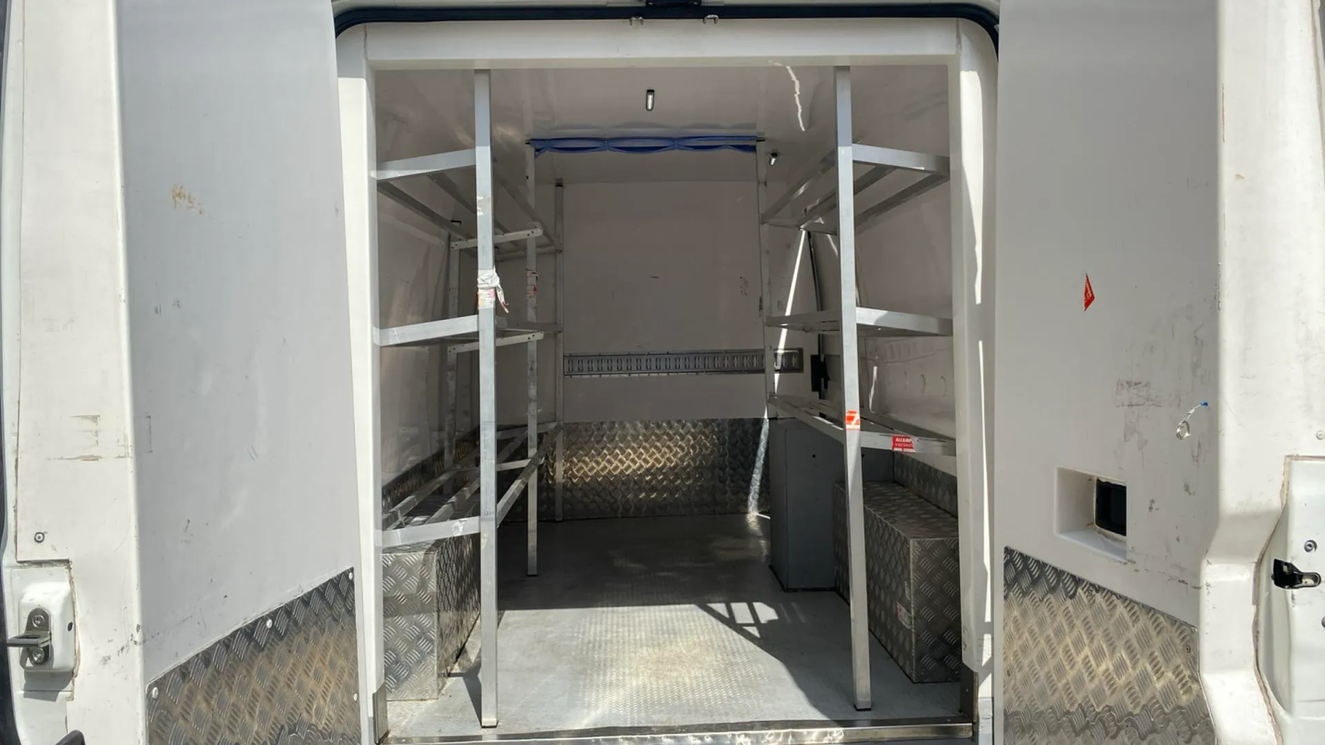 Peugeot Boxer FurgónL2H2 Isotermo - foto 11