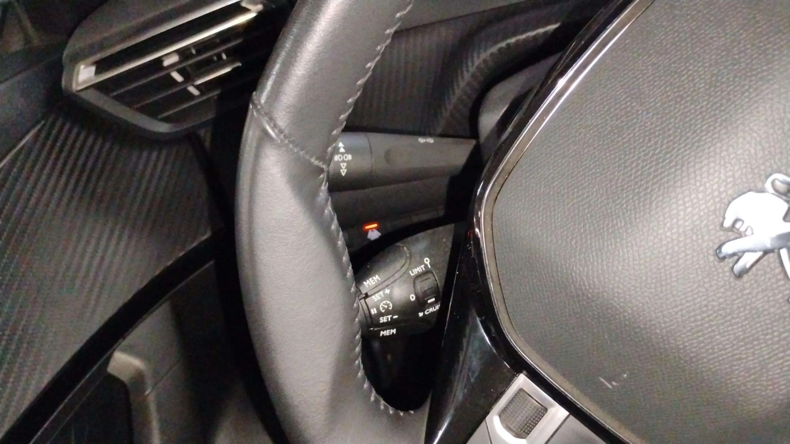 Peugeot 2008 Active PureTech 100 BVM6 - foto 11
