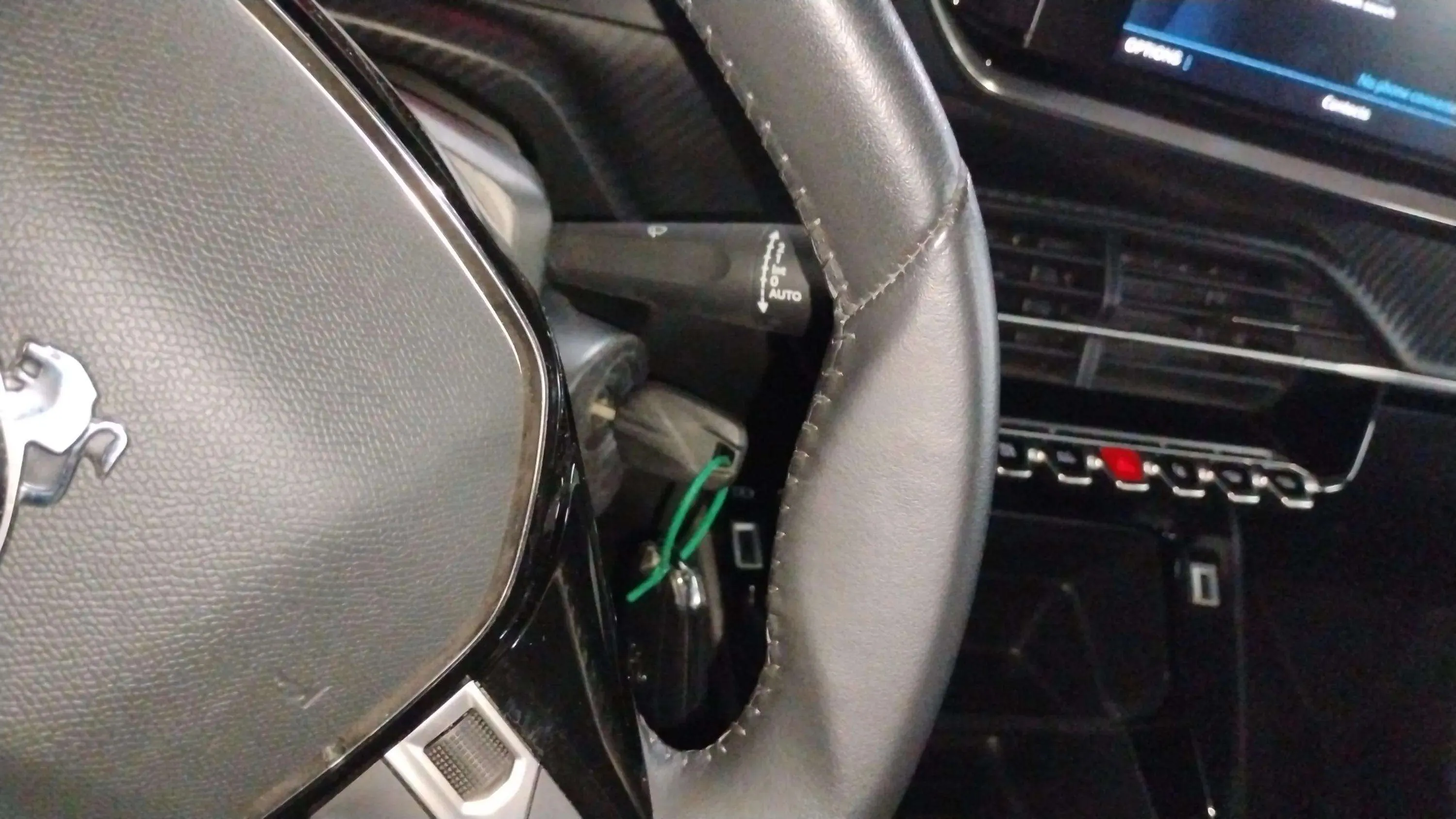 Peugeot 2008 Active PureTech 100 BVM6 - foto 12