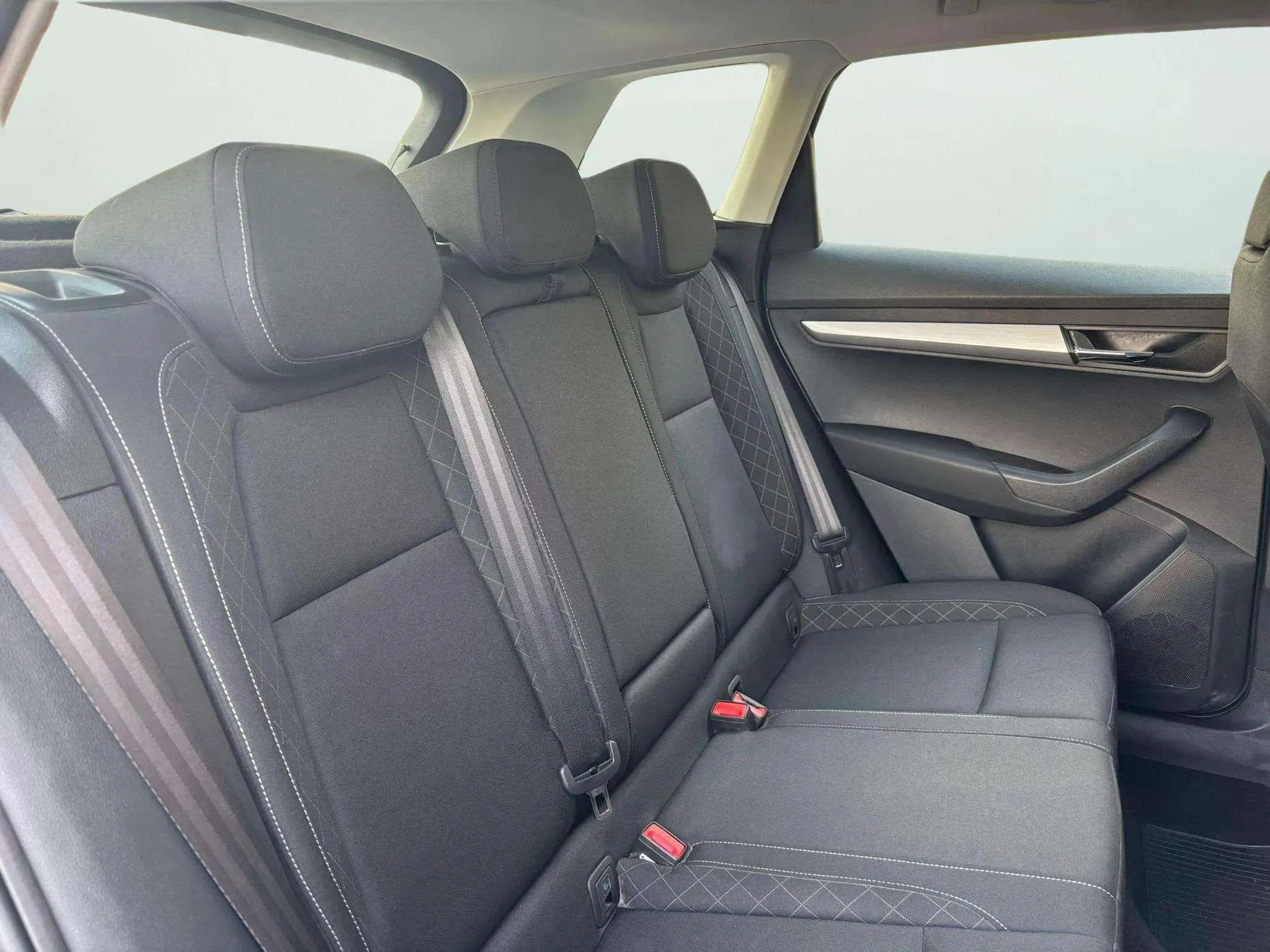 Škoda Karoq 2.0 TDI DSG 4x4 Ambition - foto 17