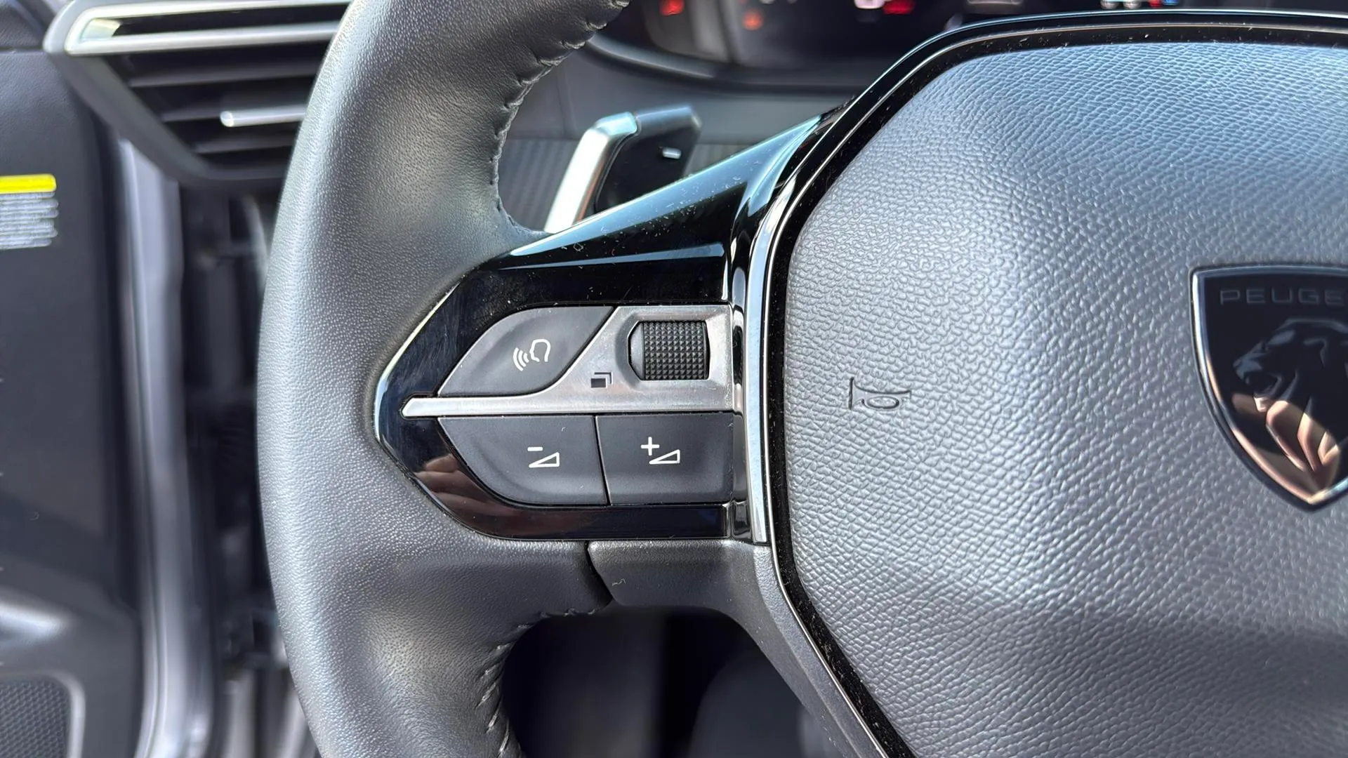 Peugeot 2008 Allure PureTech 130 EAT8 - foto 19