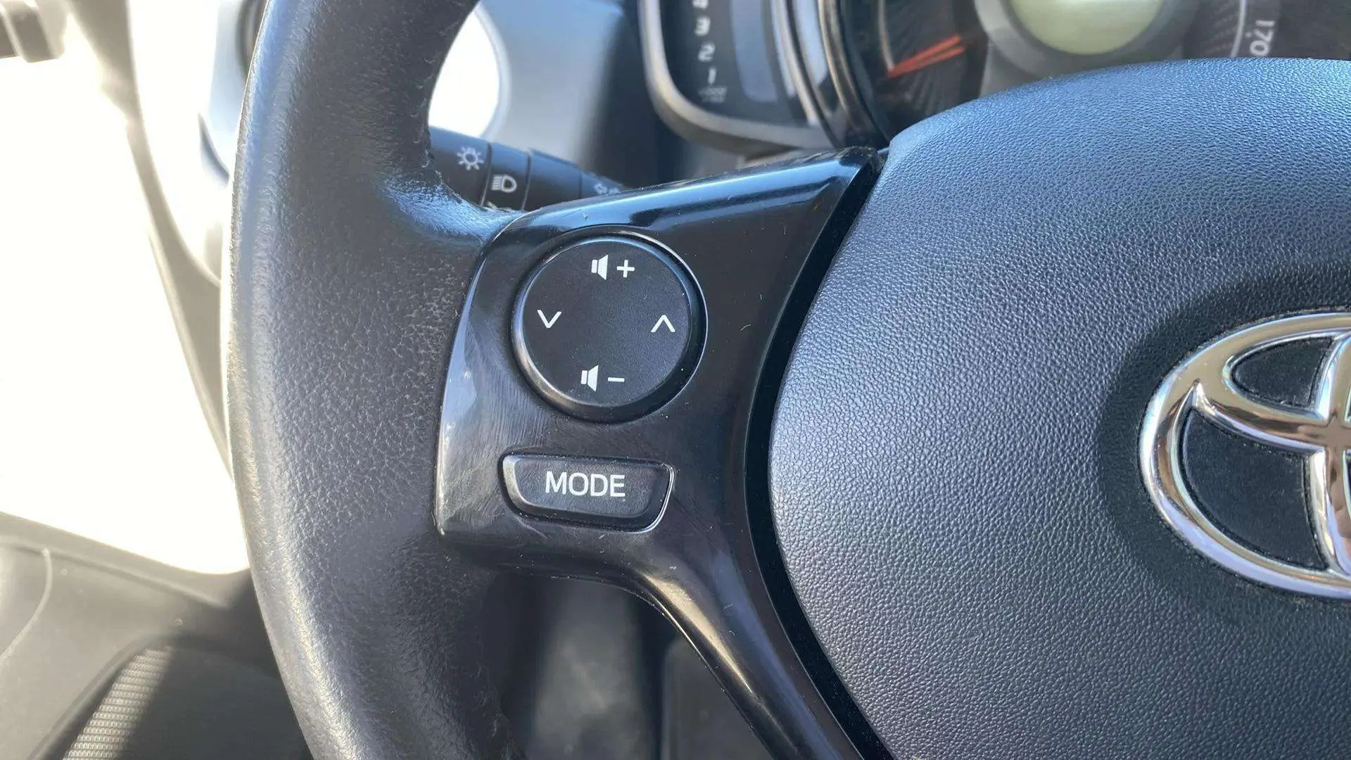 Toyota Aygo 1.0 70 x-play - foto 10