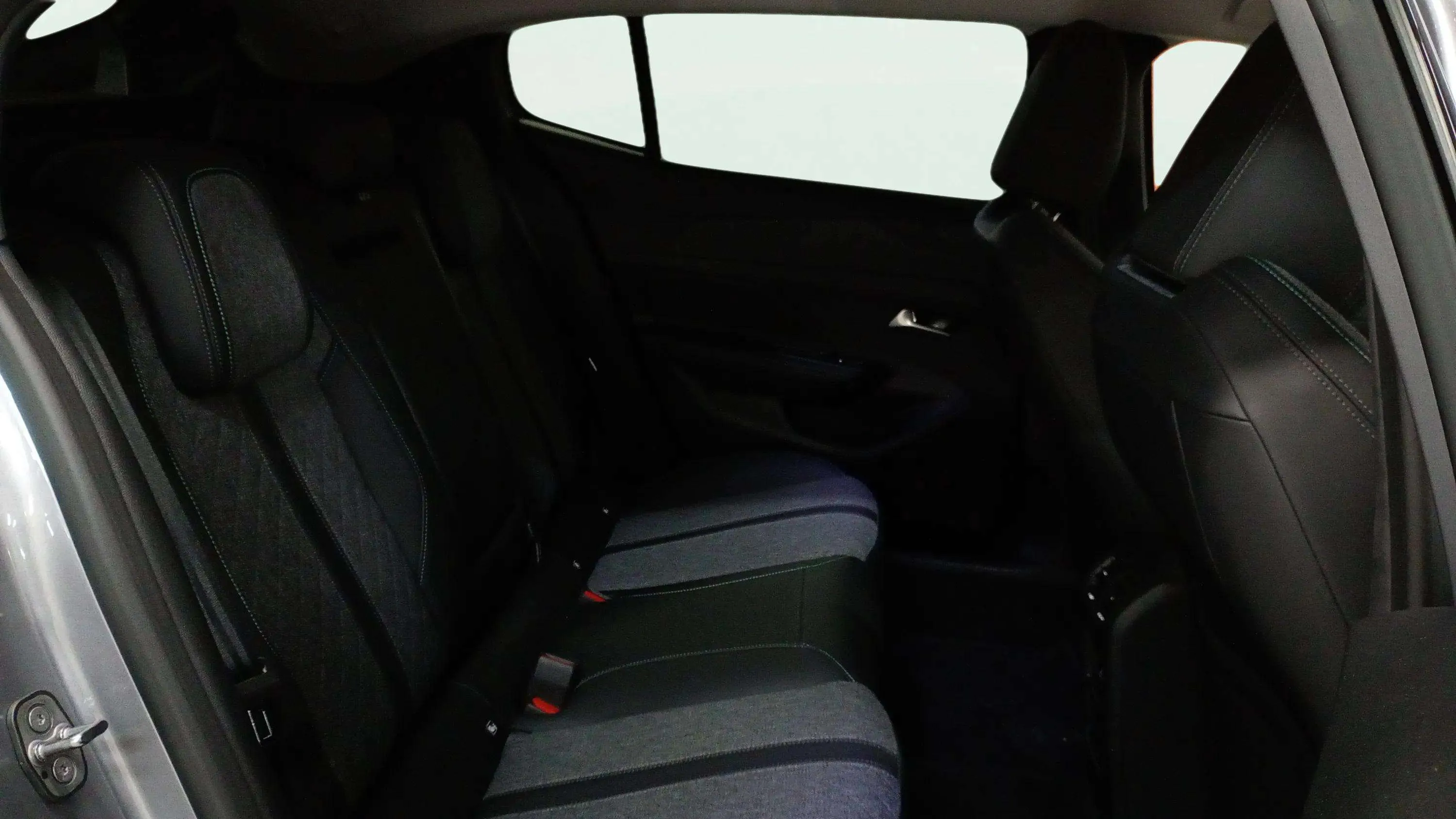 Peugeot 408 Allure PureTech 130 EAT8 - foto 10