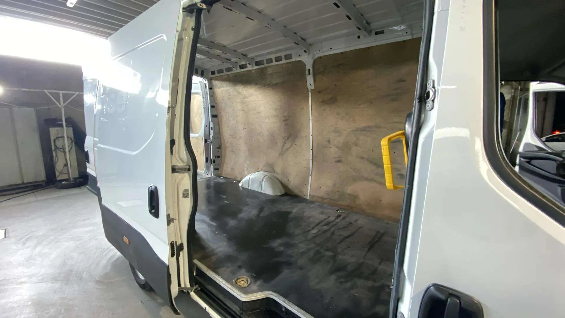Iveco Daily 2.3 TD 35C 16 A8 V 3520L/H2 12 M3 - foto 23