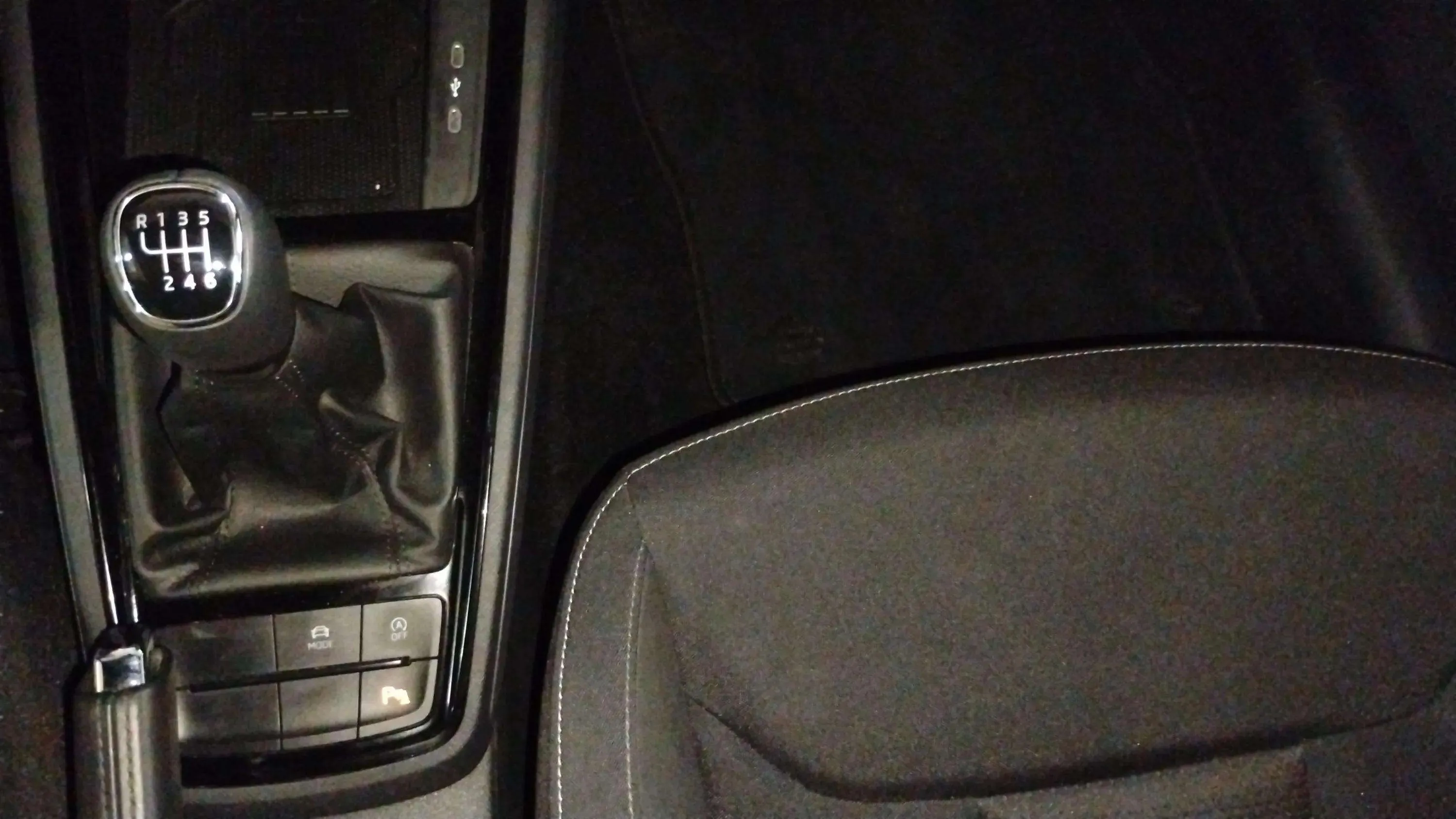 Škoda Kamiq 1.5 TSI Selection - foto 26