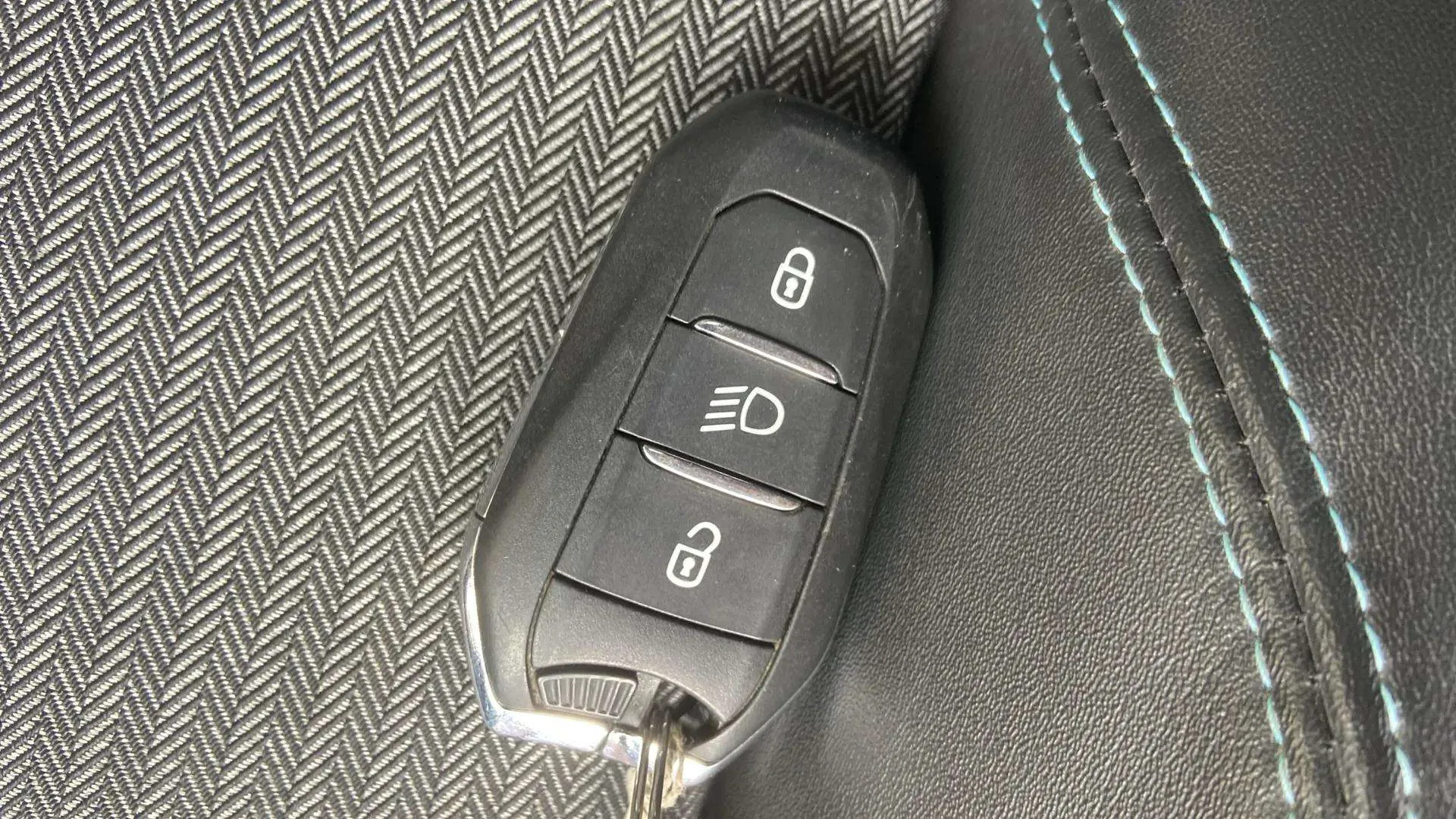 Peugeot 3008 1.5 BlueHDi Allure Pack EAT8 - foto 16