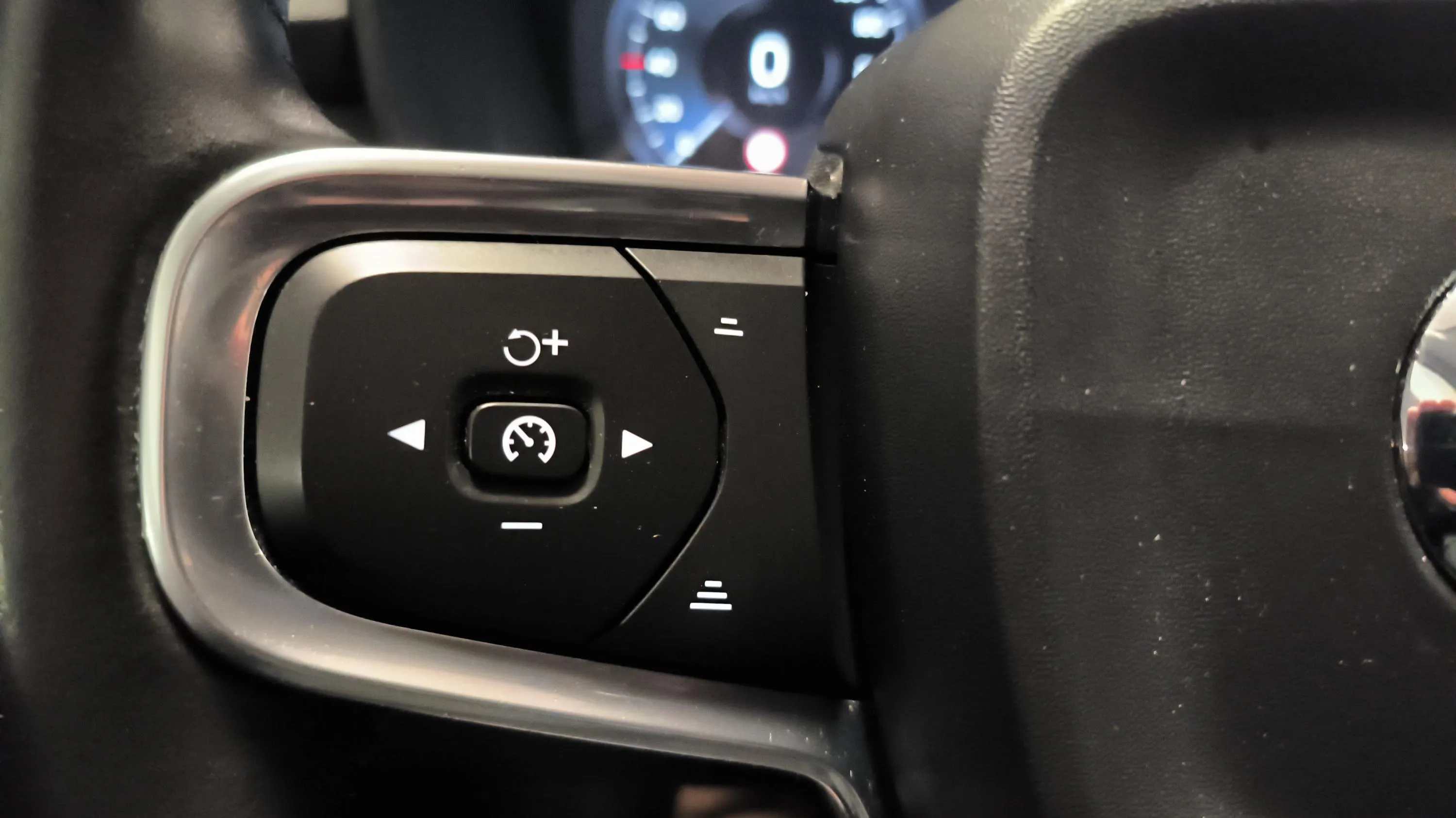 Volvo XC40 2.0 D3 Momentum - foto 11