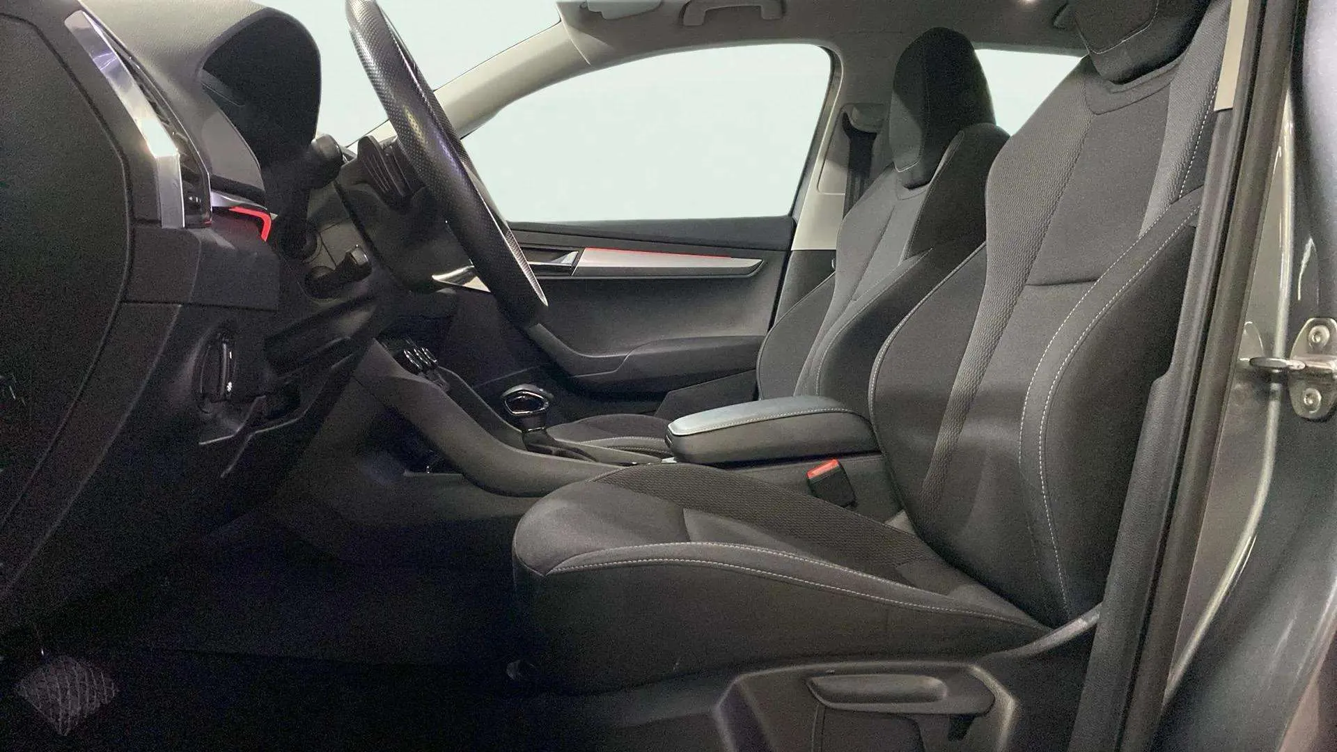 Škoda Karoq 1.5 TSI DSG ACT Design - foto 10