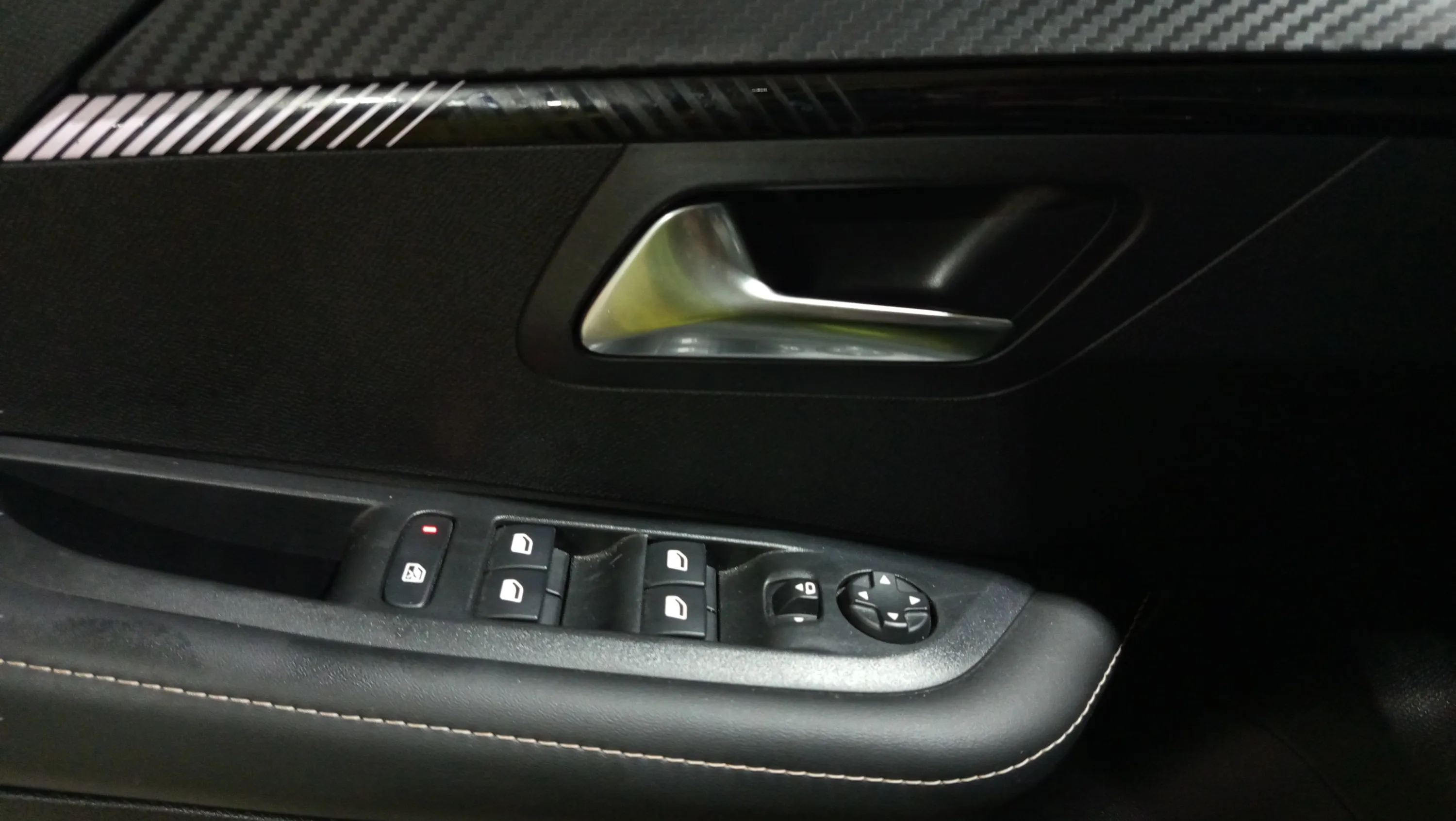 Peugeot 208 Allure Hybrid 100 eDCS6 - foto 22