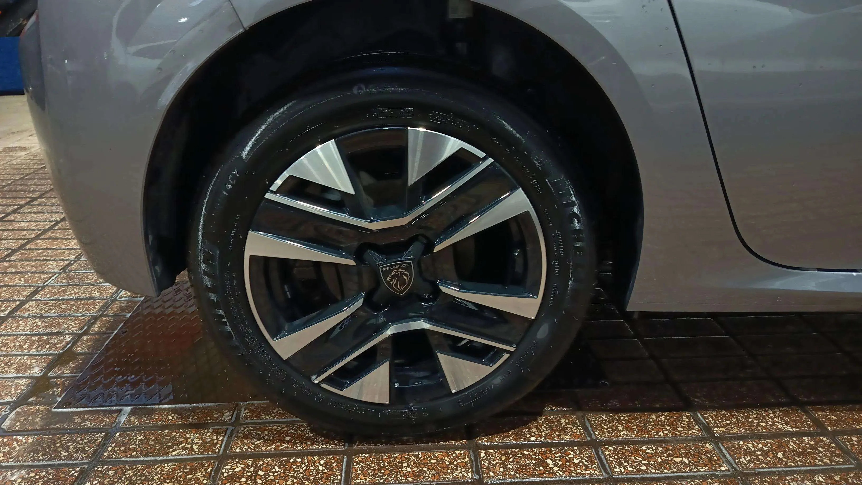 Peugeot 208 Allure Hybrid 110 eDCS6 - foto 10
