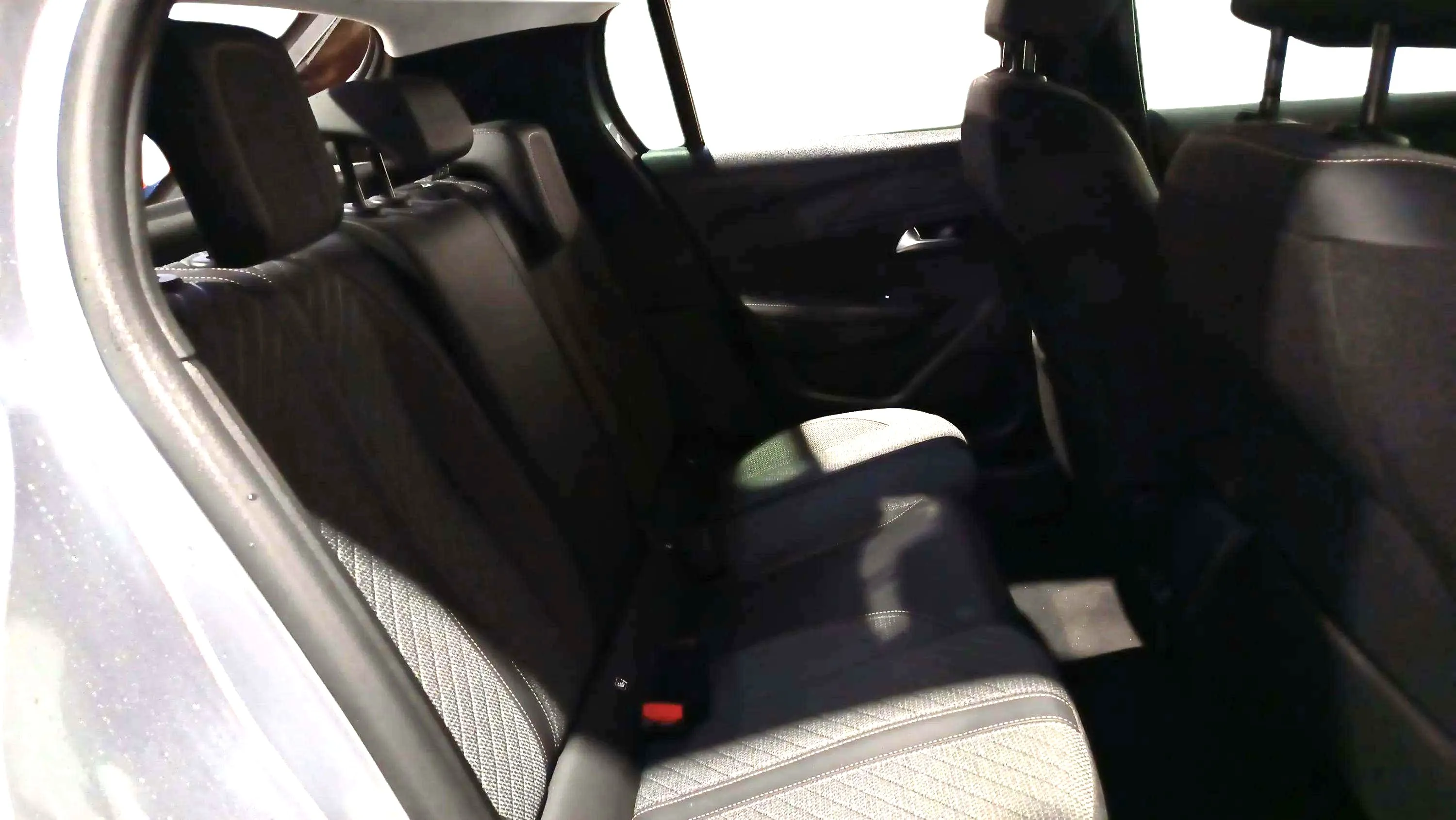 Peugeot 208 Allure Hybrid 110 eDCS6 - foto 17