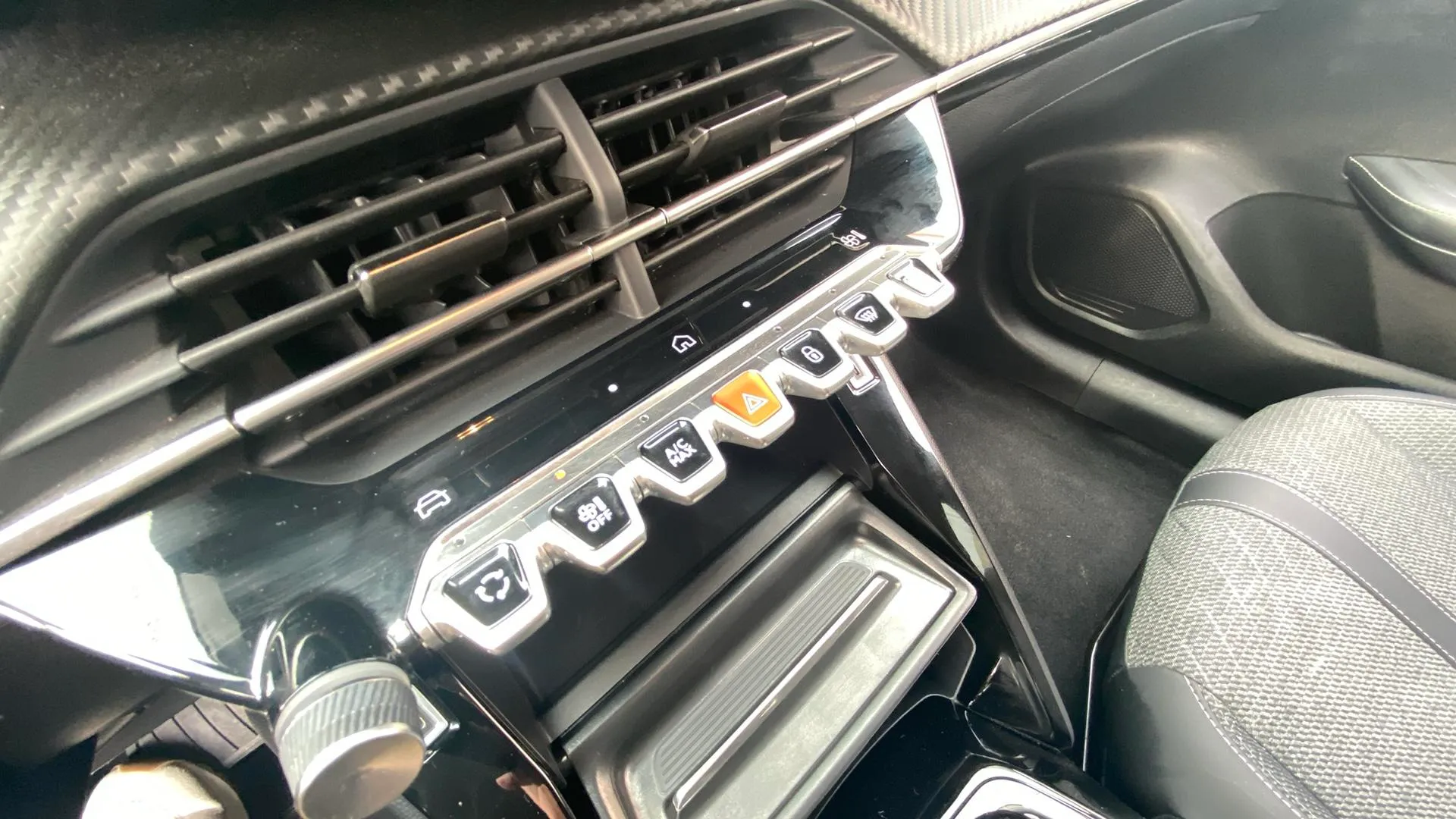 Peugeot 208 Allure Hybrid 100 eDCS6 - foto 18